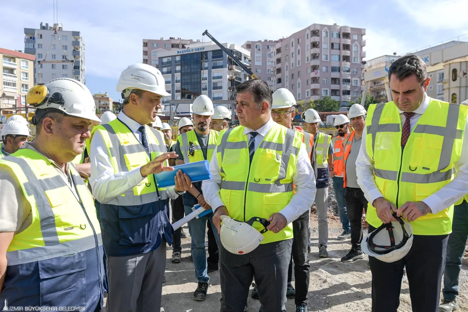 İzmir Büyükşehir Belediye Başkanı Dr. Cemil Tugay, 4 tünel açma makinesi ile yerin 36 metre altında devam eden Buca Metrosu çalışmalarını yerinde inceledi.