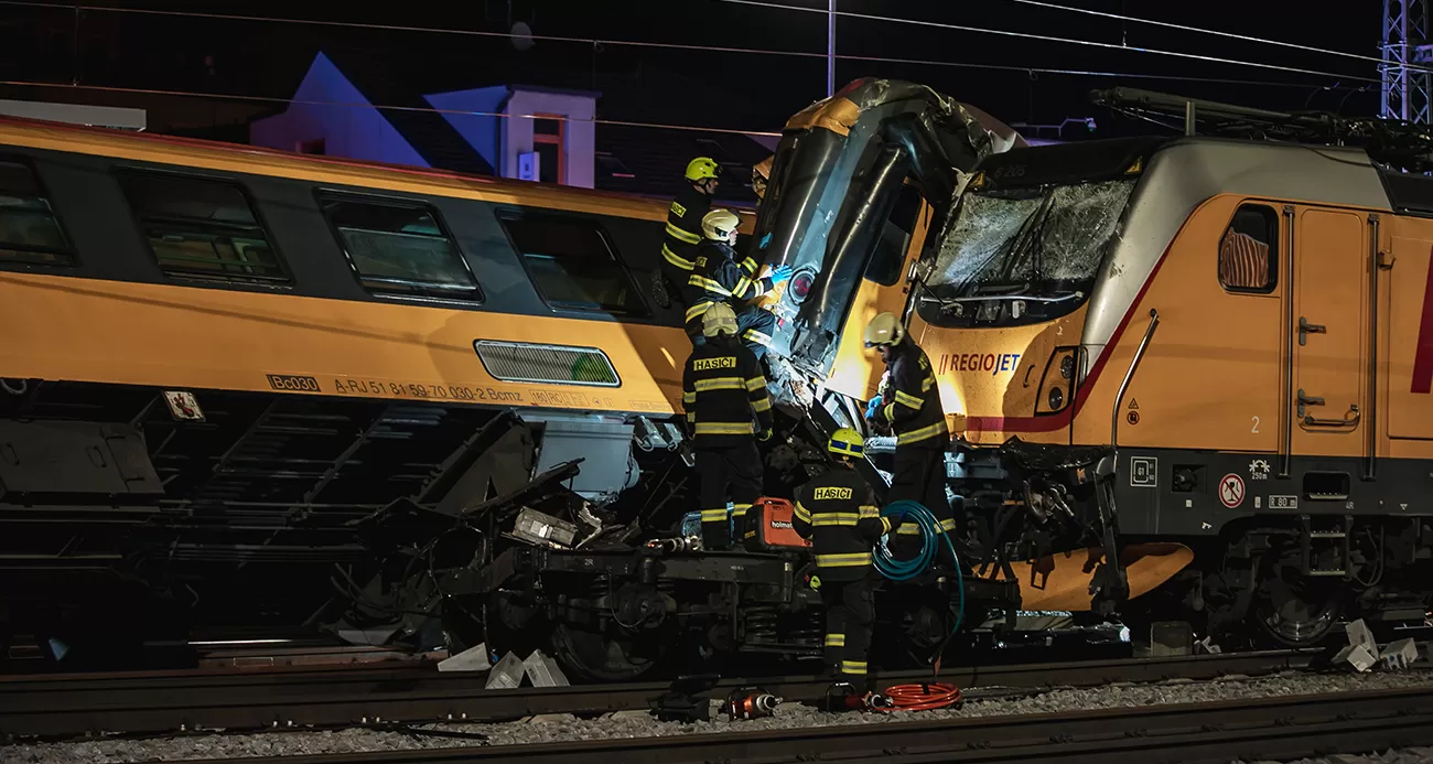 Çekya'da iki tren kafa kafaya çarpıştı: 4 ölü, 22 yaralı