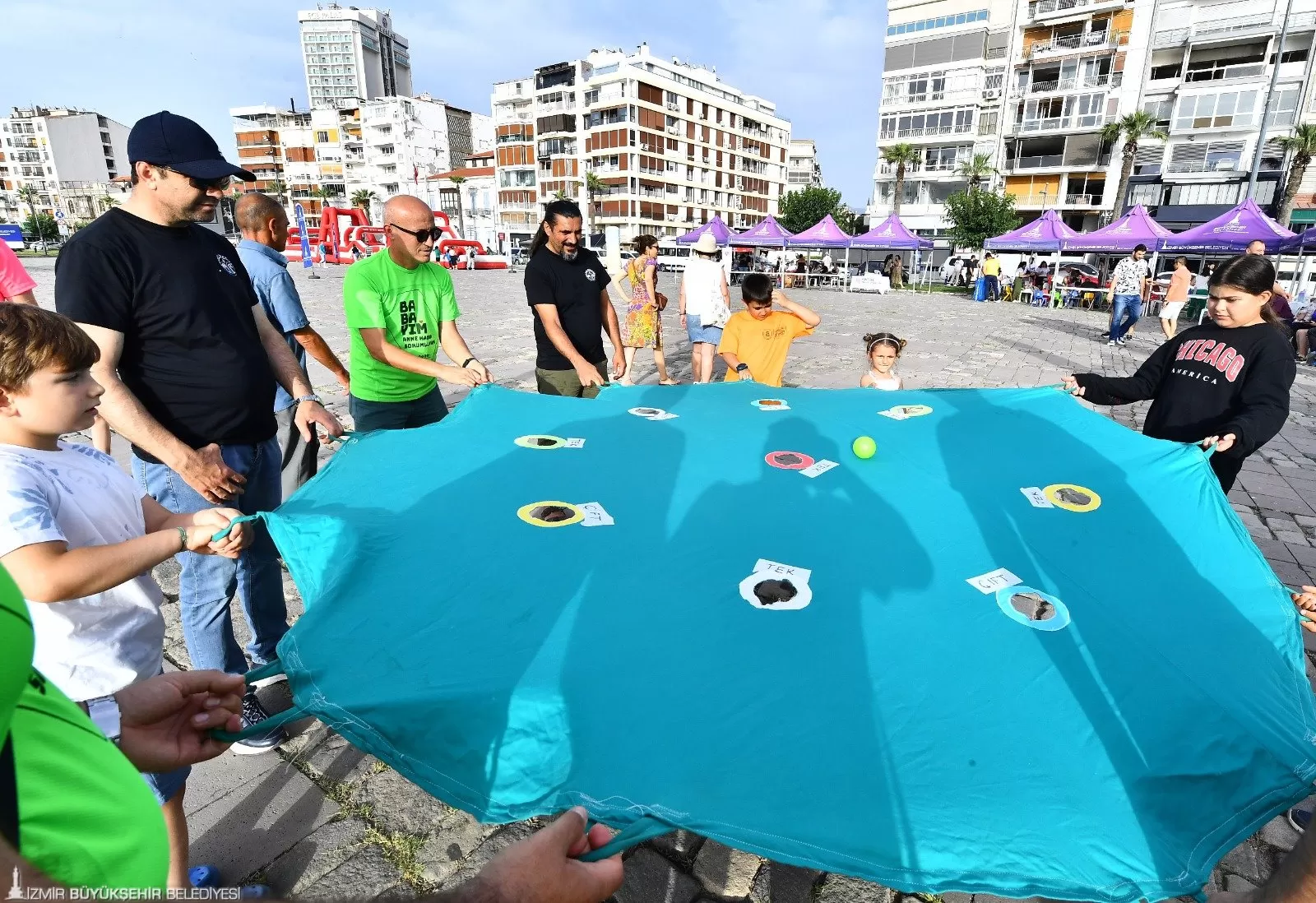 İzmir Büyükşehir Belediyesi, "Eşitlik evde başlar" diyerek anlamlı bir Eşitlikçi Babalar Günü etkinliğine imza attı.