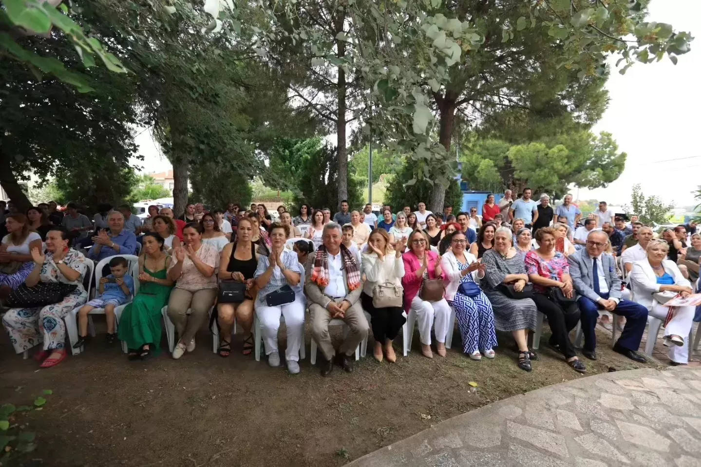 Güzelbahçe Belediye Başkanı Mustafa Günay, vatandaşlarla bayramlaşırken 60 günlük çalışma döneminde tamamlanan projeleri ve gelecek hedefleri paylaştı. 