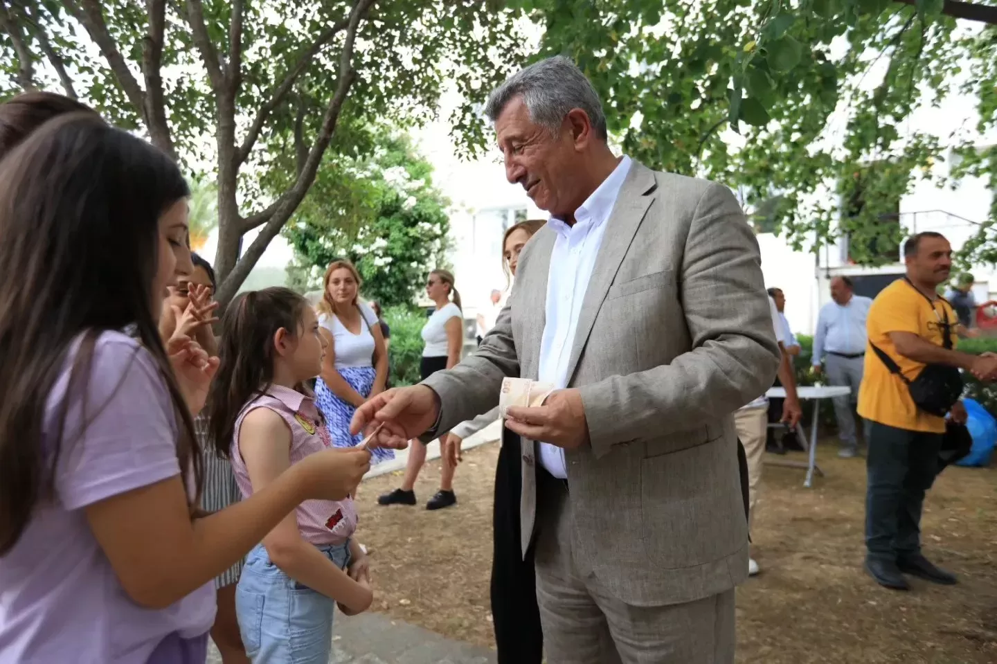 Güzelbahçe Belediye Başkanı Mustafa Günay, vatandaşlarla bayramlaşırken 60 günlük çalışma döneminde tamamlanan projeleri ve gelecek hedefleri paylaştı. 