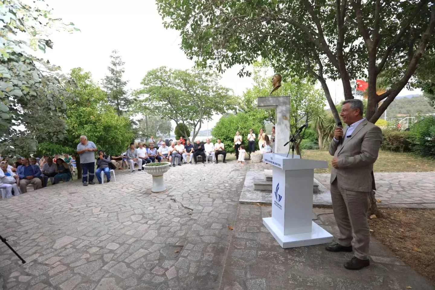 Güzelbahçe Belediye Başkanı Mustafa Günay, vatandaşlarla bayramlaşırken 60 günlük çalışma döneminde tamamlanan projeleri ve gelecek hedefleri paylaştı. 