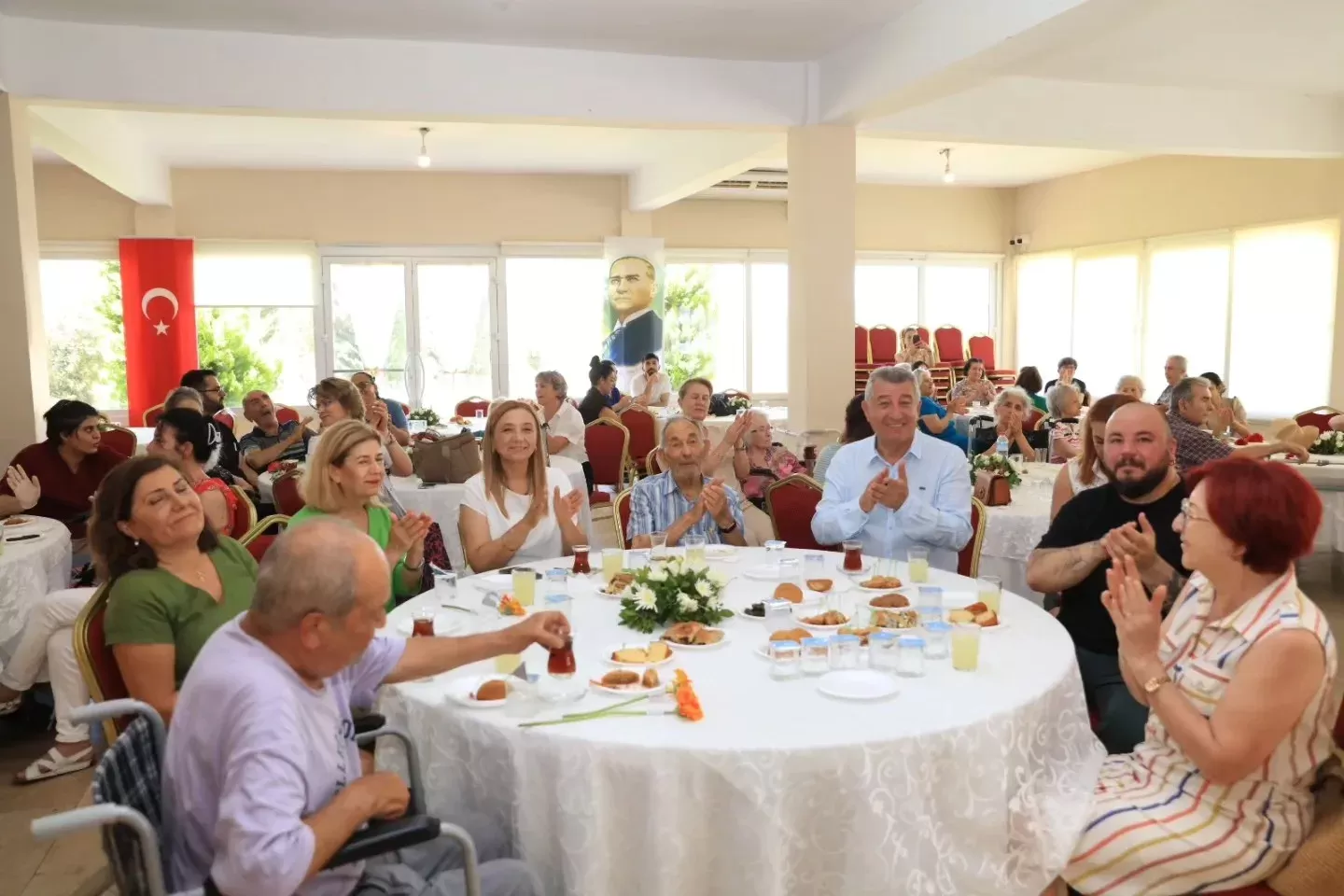 Güzelbahçe Belediyesi, huzurevi sakinlerini unutmayarak Babalar Günü'nü ve bayramı coşkulu bir etkinlikle kutladı.