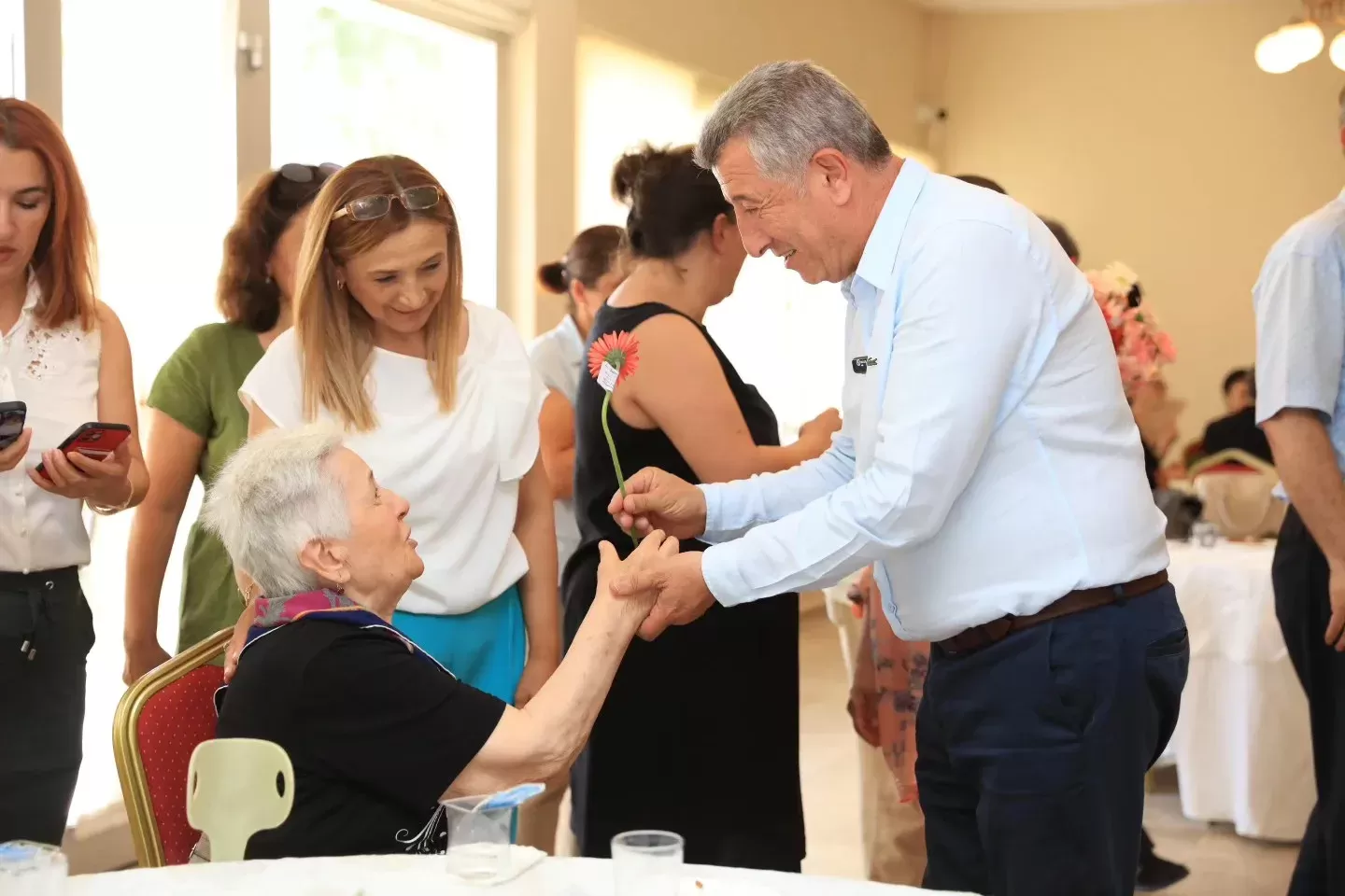 Güzelbahçe Belediyesi, huzurevi sakinlerini unutmayarak Babalar Günü'nü ve bayramı coşkulu bir etkinlikle kutladı.