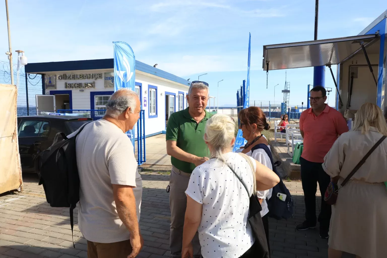 İzmir Büyükşehir Belediyesi'nin İZDENİZ yaz seferleri kapsamında yer alan Güzelbahçe-Foça vapur hattının ilk yolcularını, Güzelbahçe Belediye Başkanı Mustafa Günay uğurladı. 