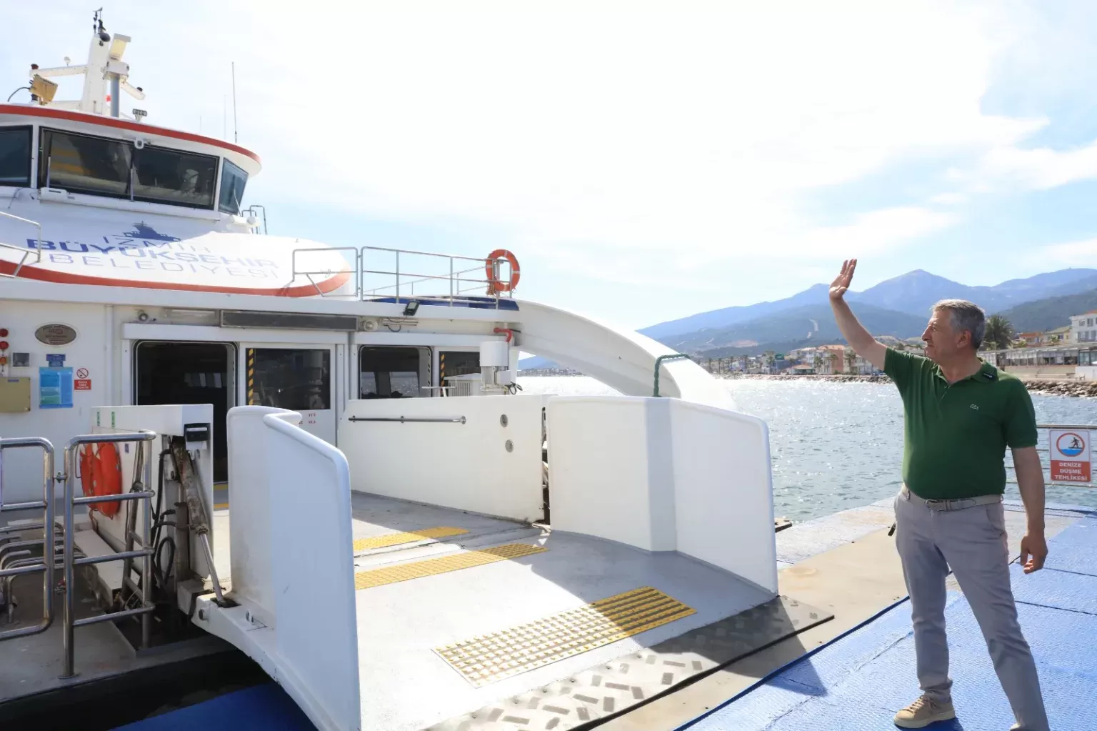 İzmir Büyükşehir Belediyesi'nin İZDENİZ yaz seferleri kapsamında yer alan Güzelbahçe-Foça vapur hattının ilk yolcularını, Güzelbahçe Belediye Başkanı Mustafa Günay uğurladı. 