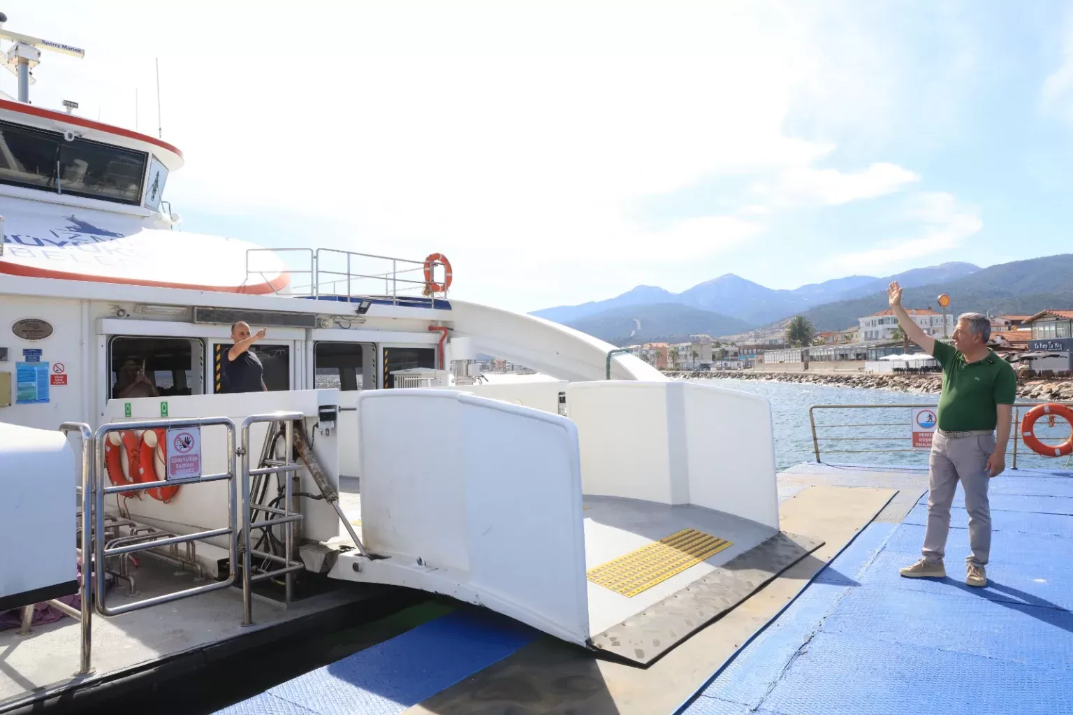 İzmir Büyükşehir Belediyesi'nin İZDENİZ yaz seferleri kapsamında yer alan Güzelbahçe-Foça vapur hattının ilk yolcularını, Güzelbahçe Belediye Başkanı Mustafa Günay uğurladı. 