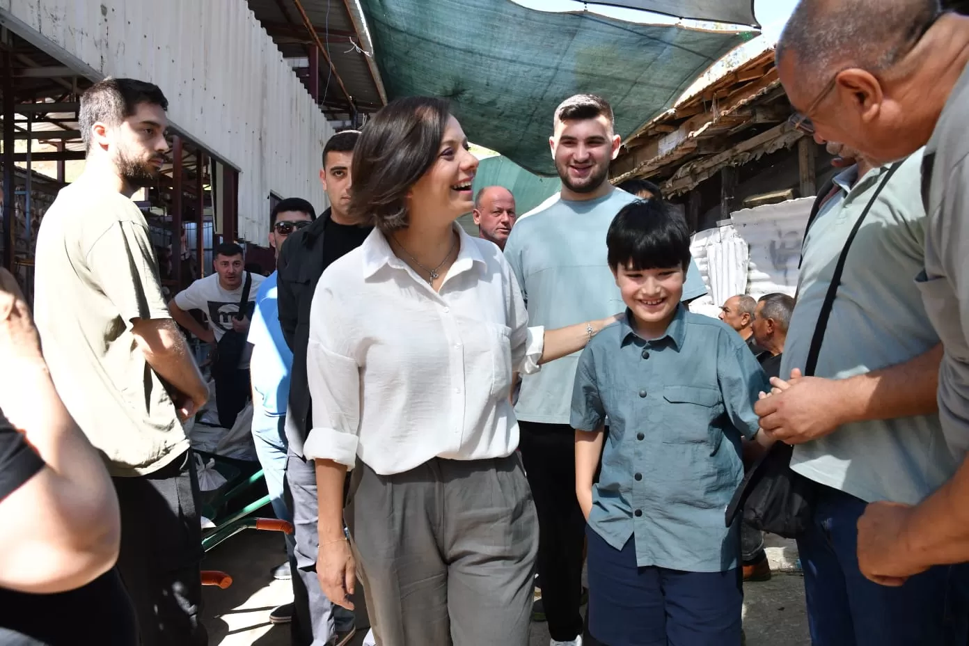 Karabağlar Belediye Başkanı Helil Kınay, Kurban Bayramı’nın ilk gününde Uzundere’deki kurban kesim yerlerini ziyaret ederek vatandaşlarla bayramlaştı.