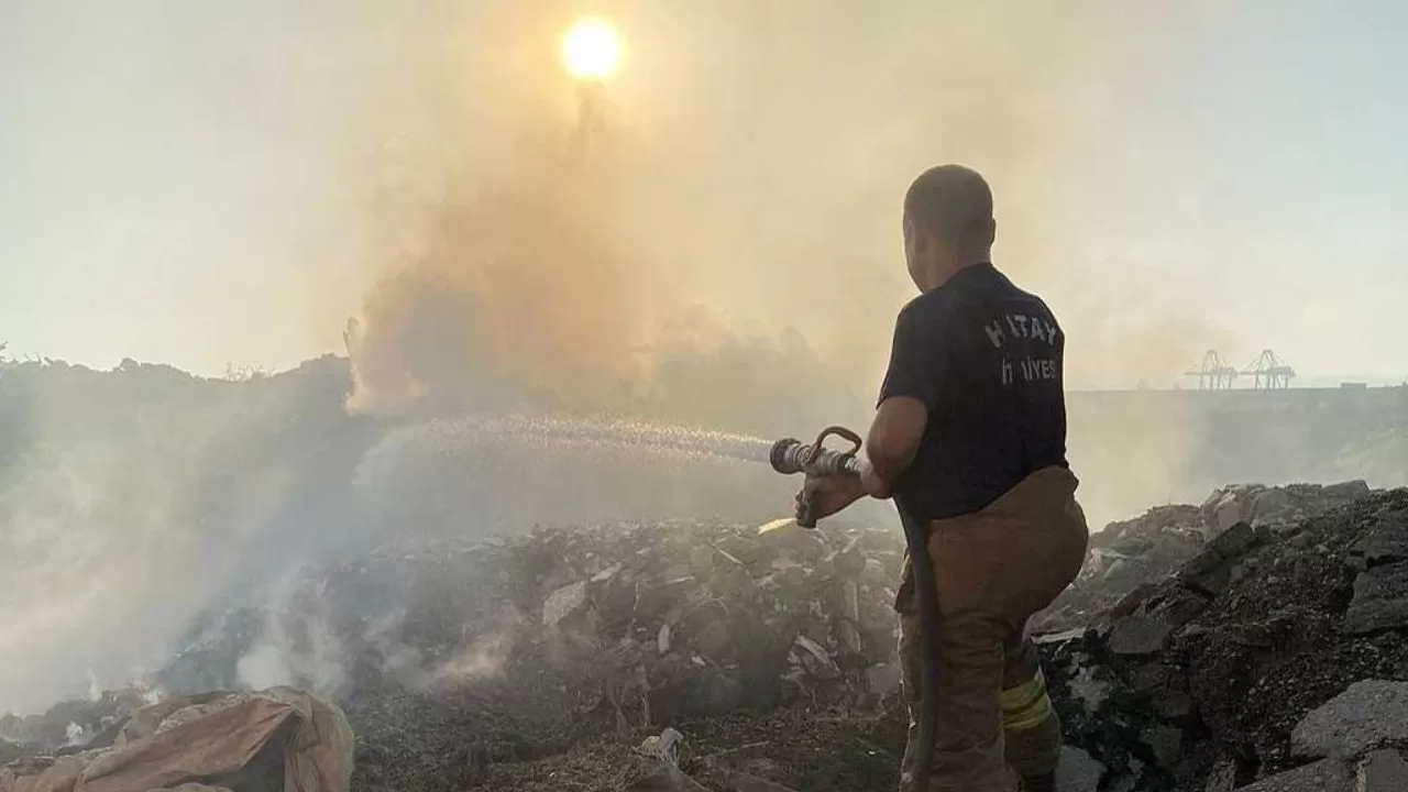 İskenderun'da Çöplükte Yangın Paniği! İtfaiye Ekipleri Müdahalede