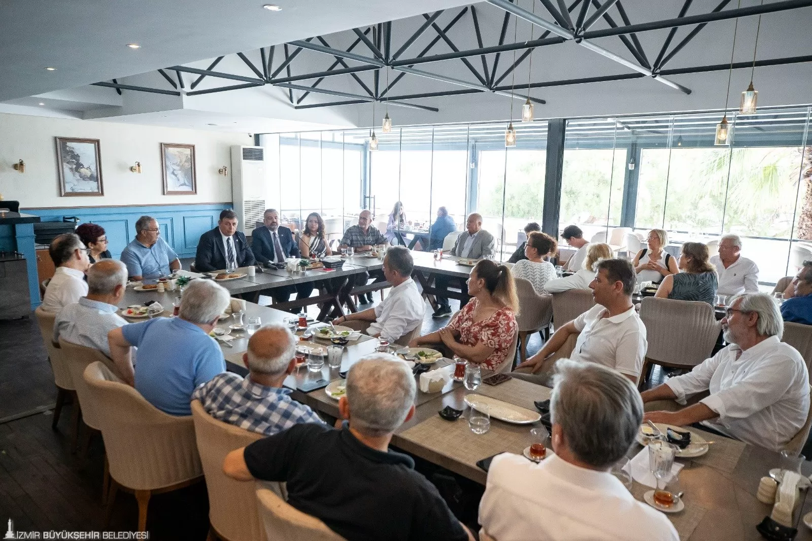 İzmir Büyükşehir Belediye Başkanı Dr. Cemil Tugay, CHP İzmir İl Örgütü tarafından düzenlenen programda parti eğitmenleriyle buluştu. 