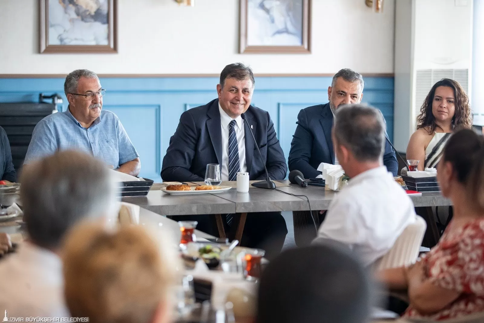 İzmir Büyükşehir Belediye Başkanı Dr. Cemil Tugay, CHP İzmir İl Örgütü tarafından düzenlenen programda parti eğitmenleriyle buluştu. 