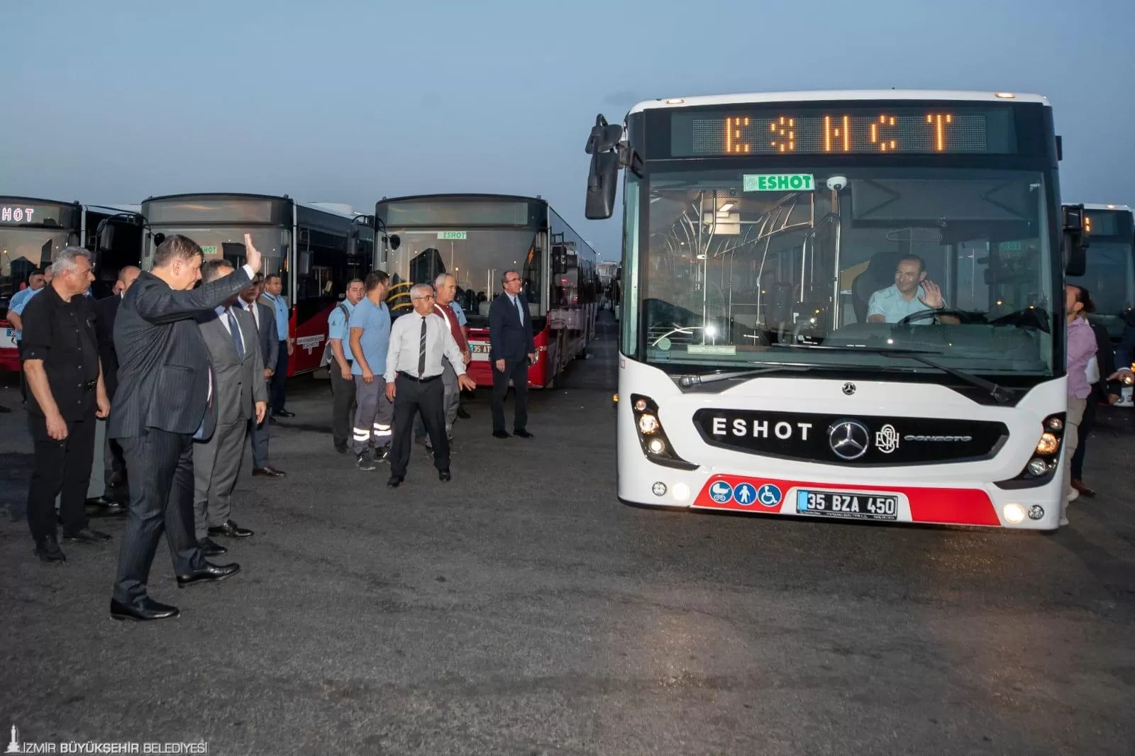 İzmir Büyükşehir Belediye Başkanı Dr. Cemil Tugay, Kurban Bayramı öncesi ESHOT personeline bayram ziyareti gerçekleştirdi.