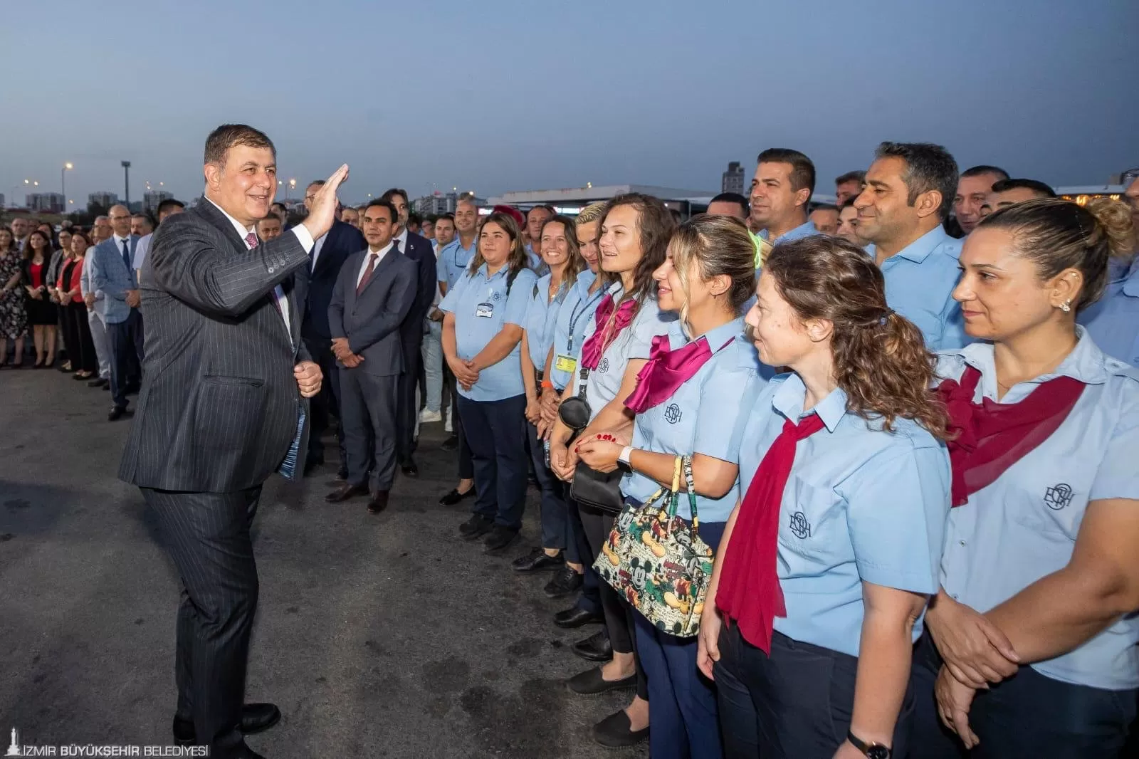 İzmir Büyükşehir Belediye Başkanı Dr. Cemil Tugay, Kurban Bayramı öncesi ESHOT personeline bayram ziyareti gerçekleştirdi.