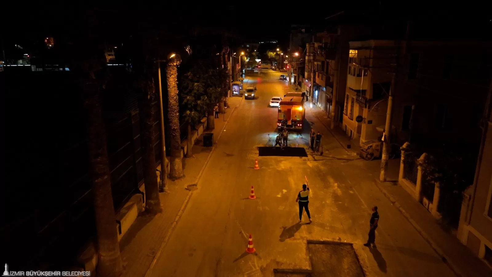 İzmir Büyükşehir Belediyesi, 180 günlük hızlı eylem planı kapsamında, Kurban Bayramı'nda dahi durmadan çalışarak şehrin dört bir yanındaki yolları onardı.