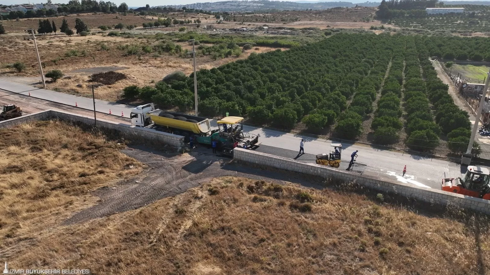 İzmir Büyükşehir Belediyesi, 180 günlük hızlı eylem planı kapsamında, Kurban Bayramı'nda dahi durmadan çalışarak şehrin dört bir yanındaki yolları onardı.