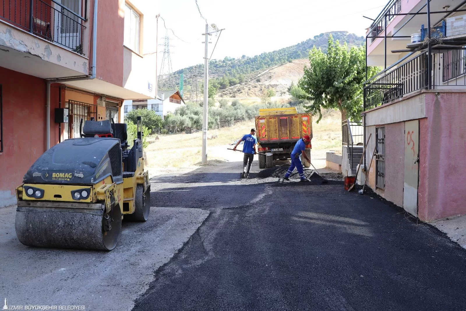 İzmir Büyükşehir Belediyesi, 180 günlük hızlı eylem planı kapsamında, Kurban Bayramı'nda dahi durmadan çalışarak şehrin dört bir yanındaki yolları onardı.