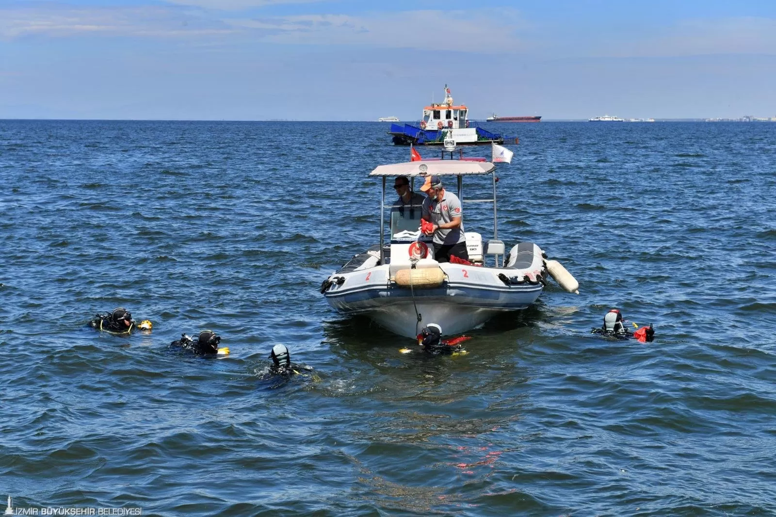 İzmir Büyükşehir Belediyesi, Dünya Çevre Günü'nü kapsayan bir hafta boyunca, "Çevre dostu seçimler yapalım, doğanın dengesini koruyalım" sloganıyla çeşitli farkındalık etkinlikleri düzenliyor