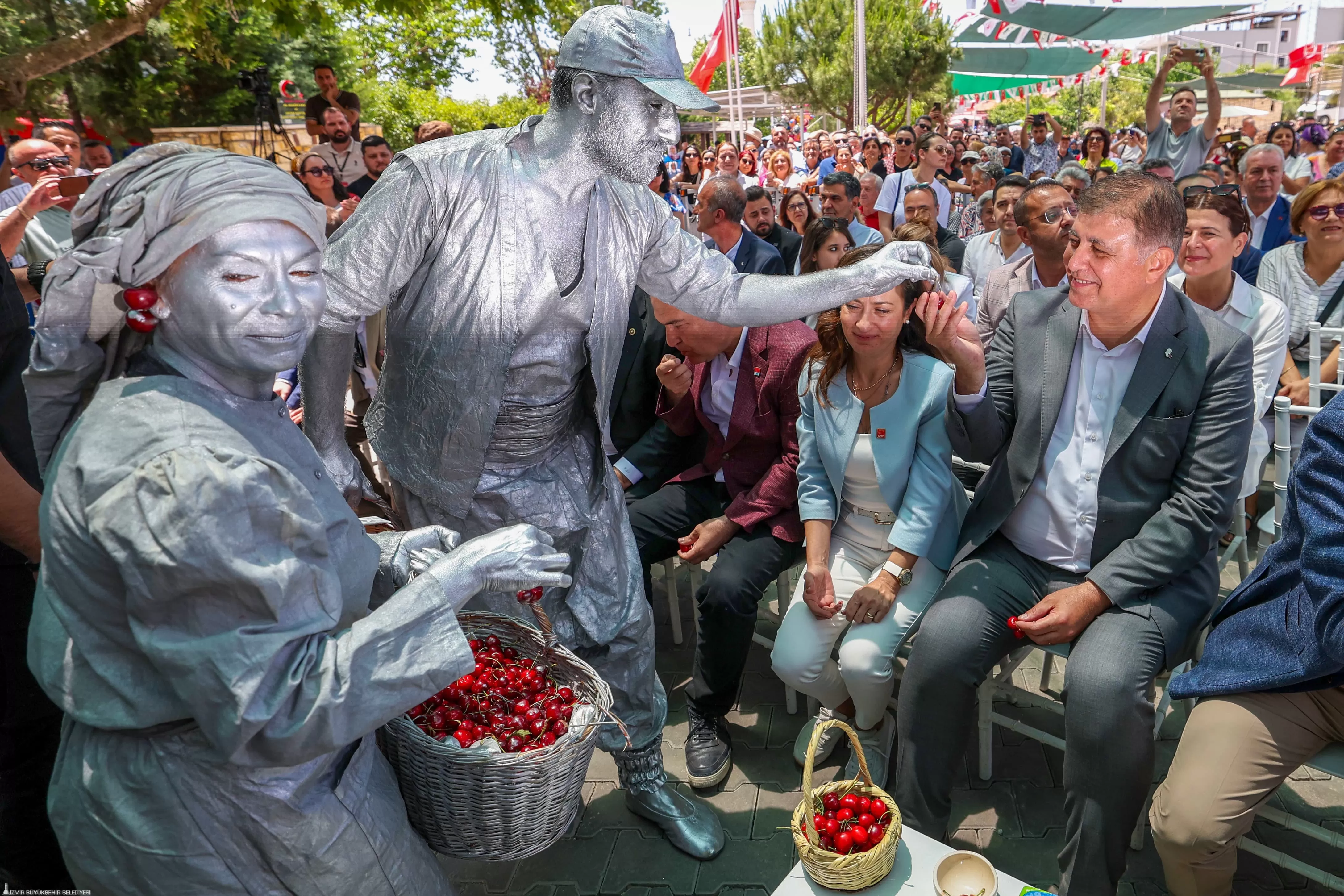 Bornova Belediyesi'nin Beşyol Mahallesi'nde düzenlediği 7. Kiraz Festivali, CHP Genel Başkanı Özgür Özel ve İzmir Büyükşehir Belediye Başkanı Dr. Cemil Tugay'ın katılımıyla büyük bir coşkuyla kutlandı