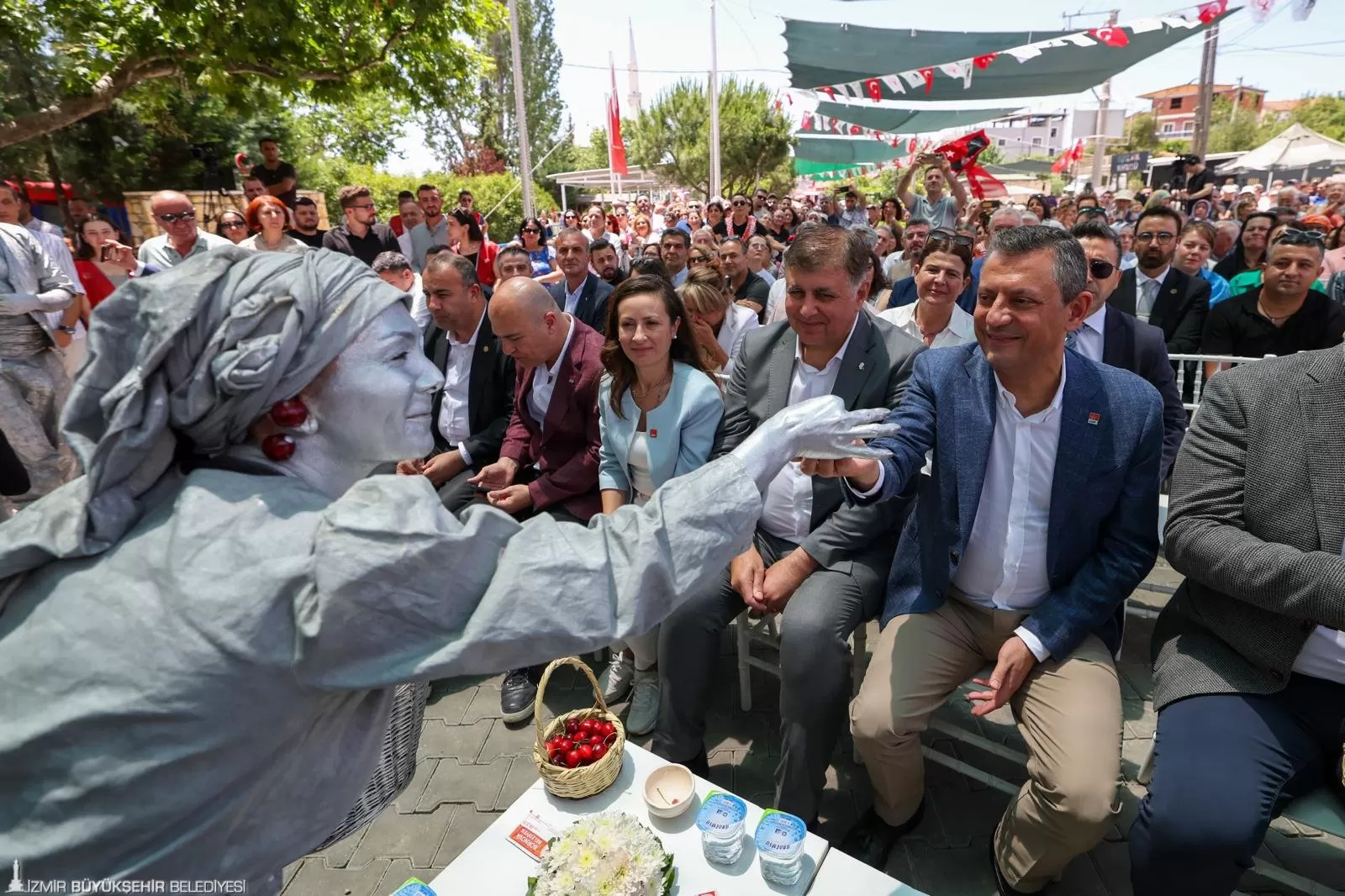 Bornova Belediyesi'nin Beşyol Mahallesi'nde düzenlediği 7. Kiraz Festivali, CHP Genel Başkanı Özgür Özel ve İzmir Büyükşehir Belediye Başkanı Dr. Cemil Tugay'ın katılımıyla büyük bir coşkuyla kutlandı