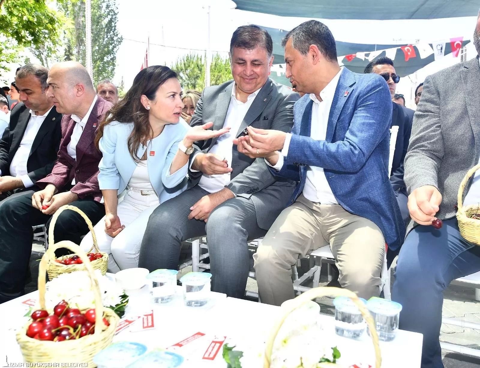 Bornova Belediyesi'nin Beşyol Mahallesi'nde düzenlediği 7. Kiraz Festivali, CHP Genel Başkanı Özgür Özel ve İzmir Büyükşehir Belediye Başkanı Dr. Cemil Tugay'ın katılımıyla büyük bir coşkuyla kutlandı