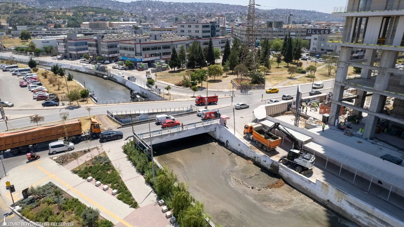 Yaz aylarının yaklaşmasıyla birlikte İzmir Büyükşehir Belediyesi İZSU Genel Müdürlüğü, kent genelindeki derelerde temizlik çalışmalarını hızlandırdı.