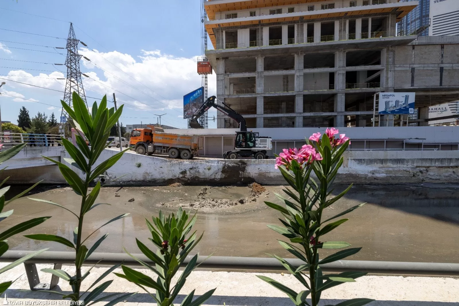 Yaz aylarının yaklaşmasıyla birlikte İzmir Büyükşehir Belediyesi İZSU Genel Müdürlüğü, kent genelindeki derelerde temizlik çalışmalarını hızlandırdı.