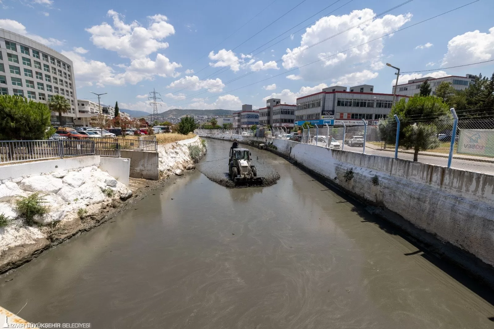 Yaz aylarının yaklaşmasıyla birlikte İzmir Büyükşehir Belediyesi İZSU Genel Müdürlüğü, kent genelindeki derelerde temizlik çalışmalarını hızlandırdı.