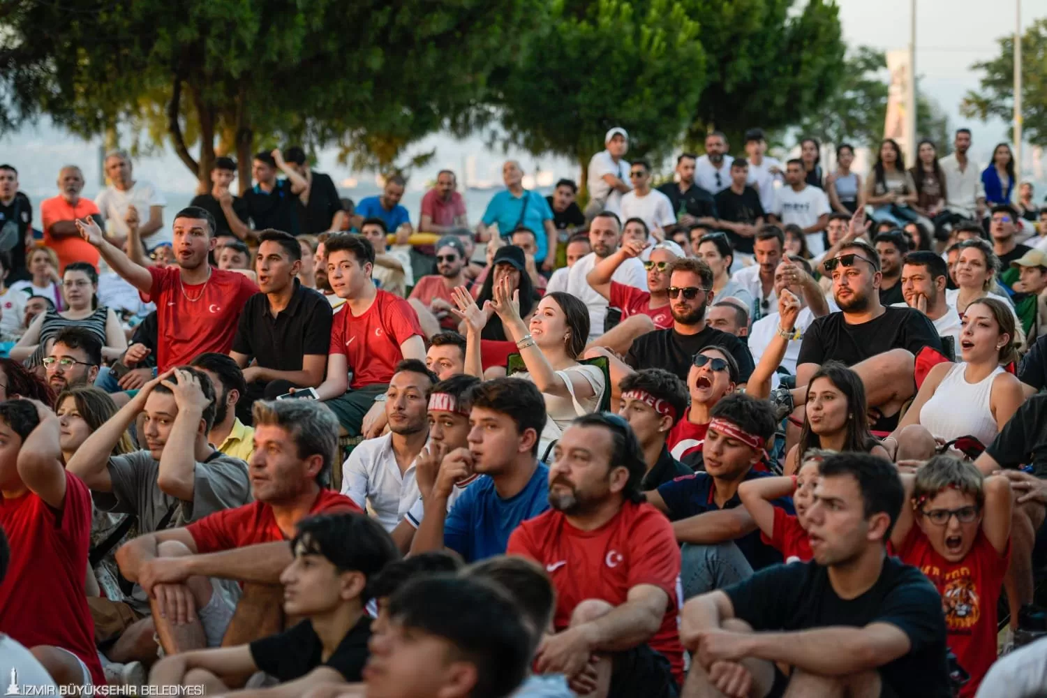 İzmir Büyükşehir Belediyesi'nin kentin üç noktasına kurduğu dev ekranlarda İzmirli futbolseverler, milli takımımızın Portekiz ile karşı karşıya geldiği maçta büyük heyecan yaşadı.