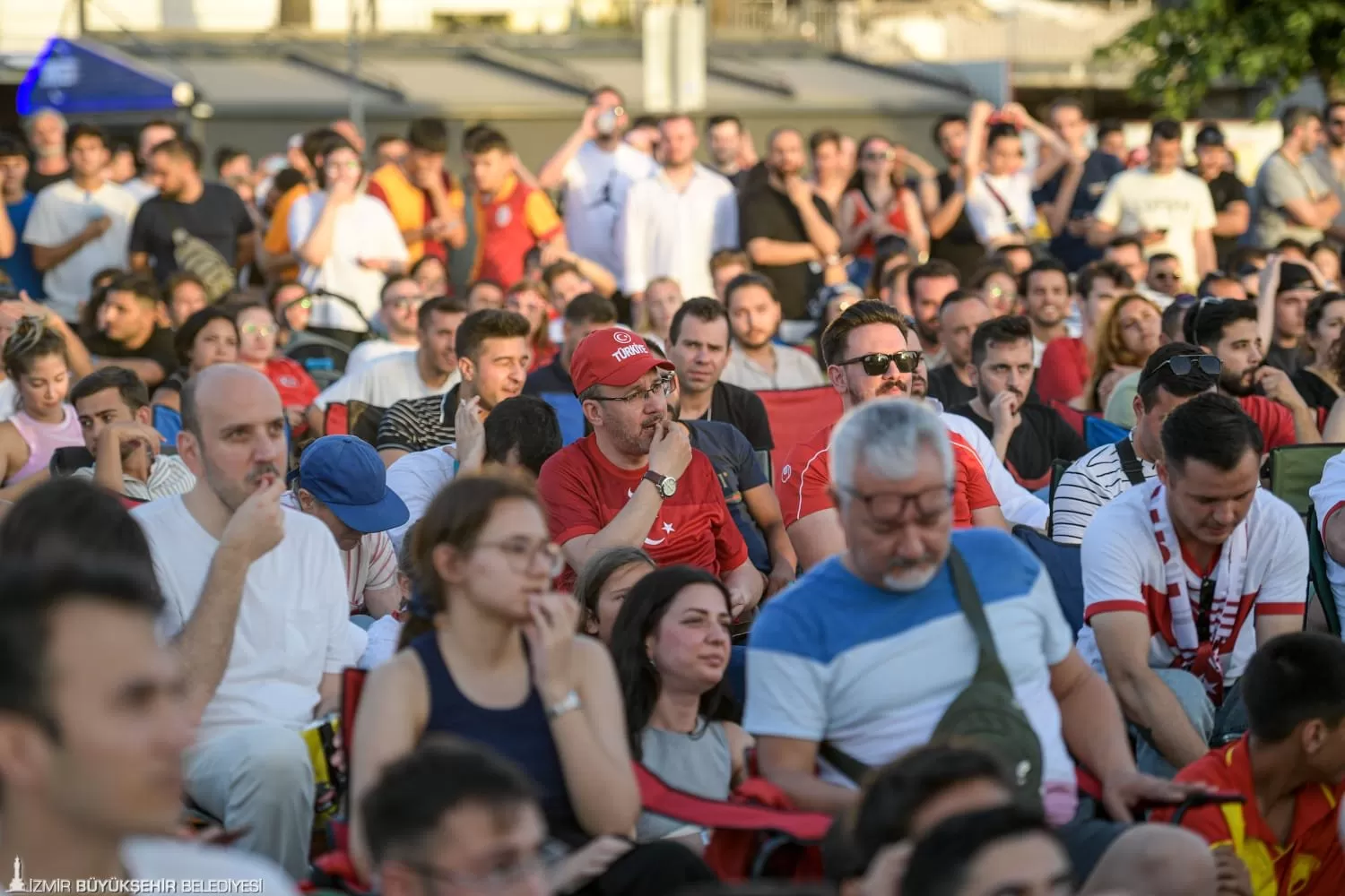 İzmir Büyükşehir Belediyesi'nin kentin üç noktasına kurduğu dev ekranlarda İzmirli futbolseverler, milli takımımızın Portekiz ile karşı karşıya geldiği maçta büyük heyecan yaşadı.