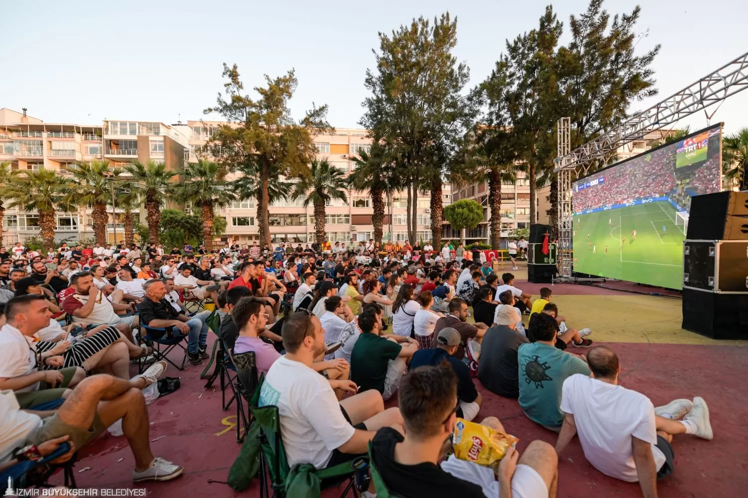 İzmir Büyükşehir Belediyesi'nin kentin üç noktasına kurduğu dev ekranlarda İzmirli futbolseverler, milli takımımızın Portekiz ile karşı karşıya geldiği maçta büyük heyecan yaşadı.