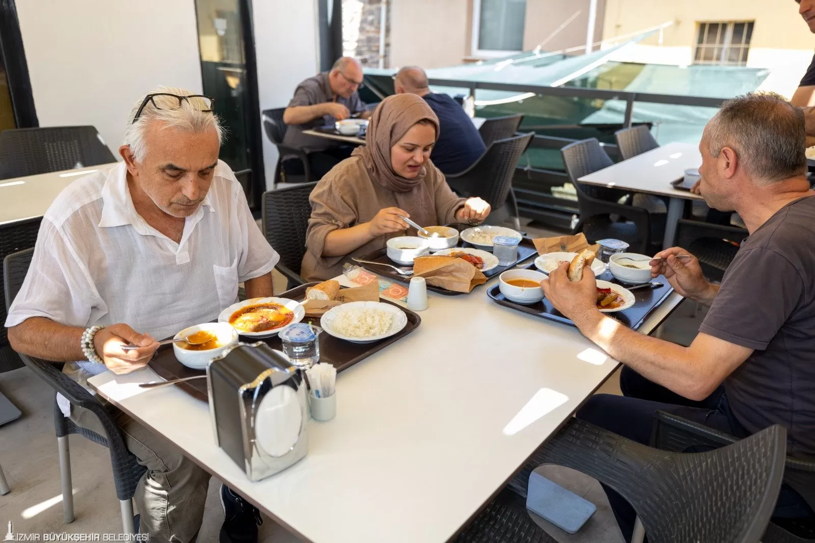 İzmir Büyükşehir Belediyesi tarafından hayata geçirilen Kent Lokantaları projesinin ilk şubesi Kemeraltı Çarşısı Balıkçılar Meydanı'nda açıldı.