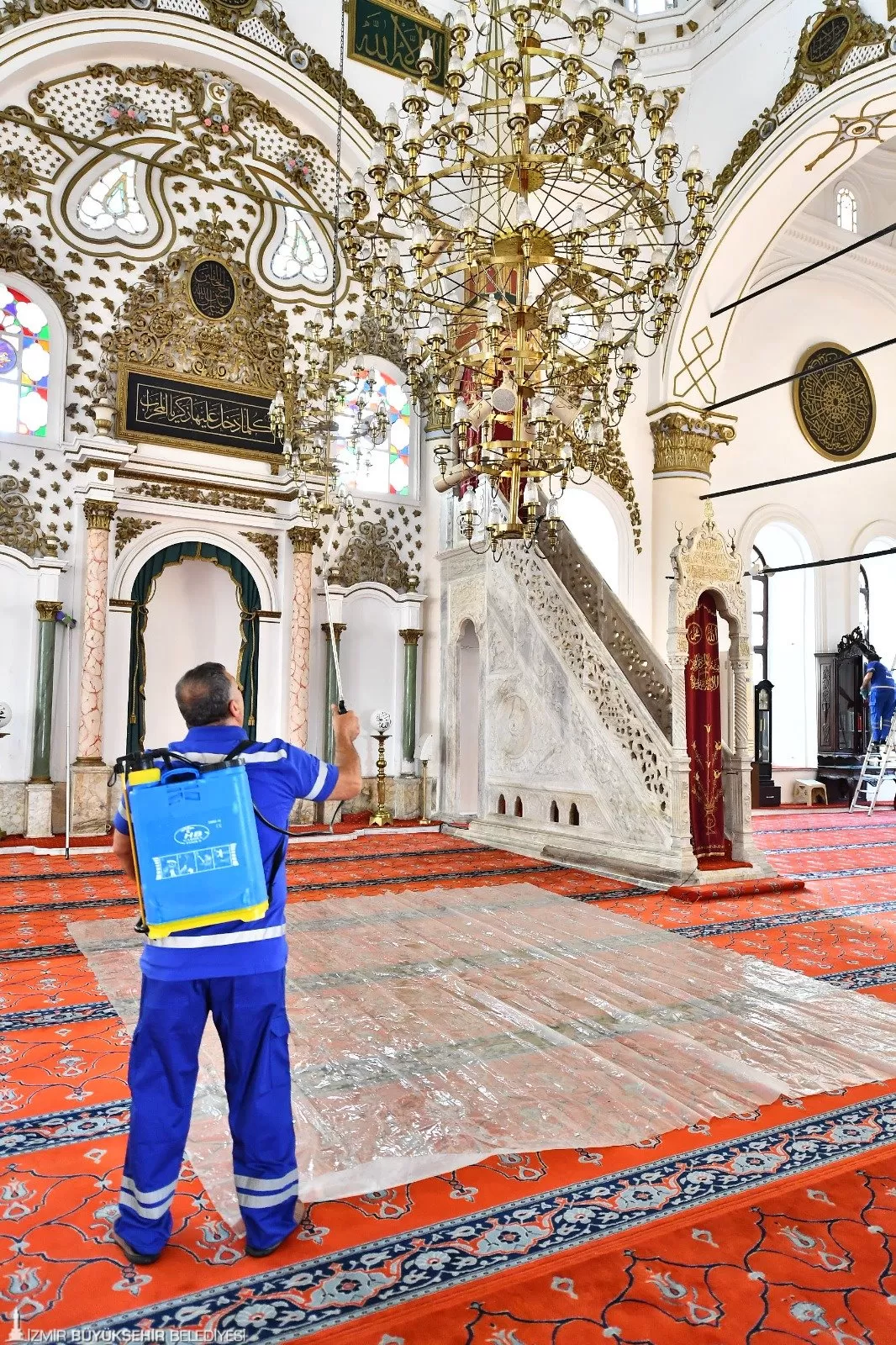 İzmir Büyükşehir Belediyesi, yaklaşan Kurban Bayramı öncesi ibadethanelerde hummalı bir temizlik çalışması yürütüyor. 