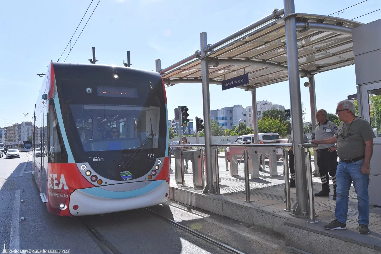 İzmir Büyükşehir Belediyesi, Kurban Bayramı'nda vatandaşların mezarlık ziyaretleri ve akraba gezilerini kolaylaştırmak için toplu ulaşımda önemli bir karar aldı.