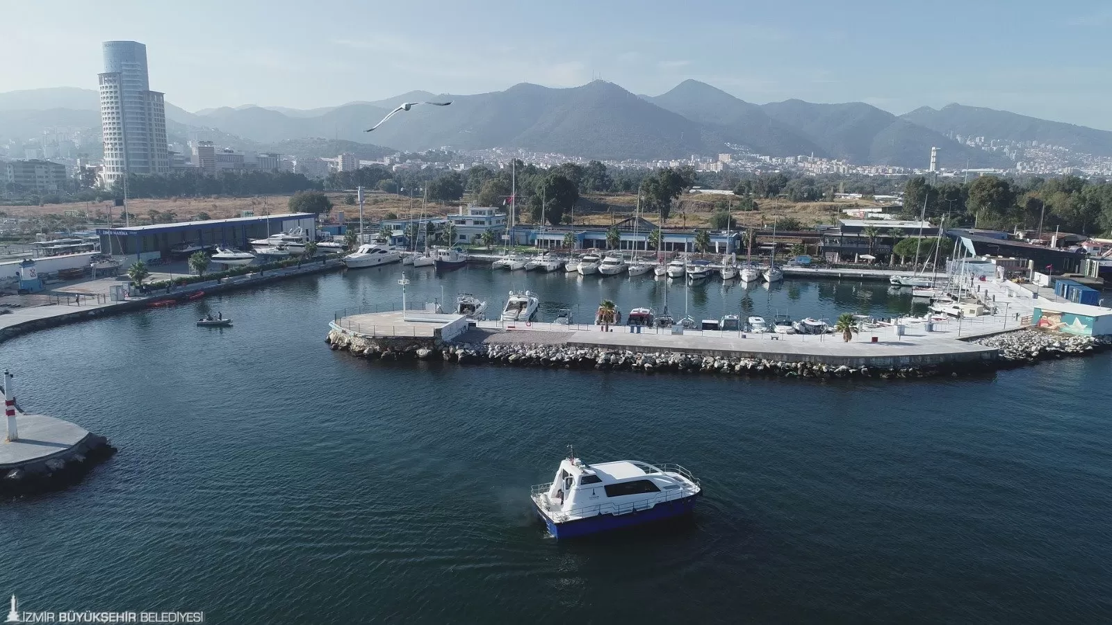 İzmir Büyükşehir Belediyesi'nin çevre yatırımları meyvesini veriyor! Bu yıl 40 halk plajında mavi bayrak ödülünü koruyan İzmir'de toplam mavi bayraklı plaj sayısı 64'e yükseldi. 