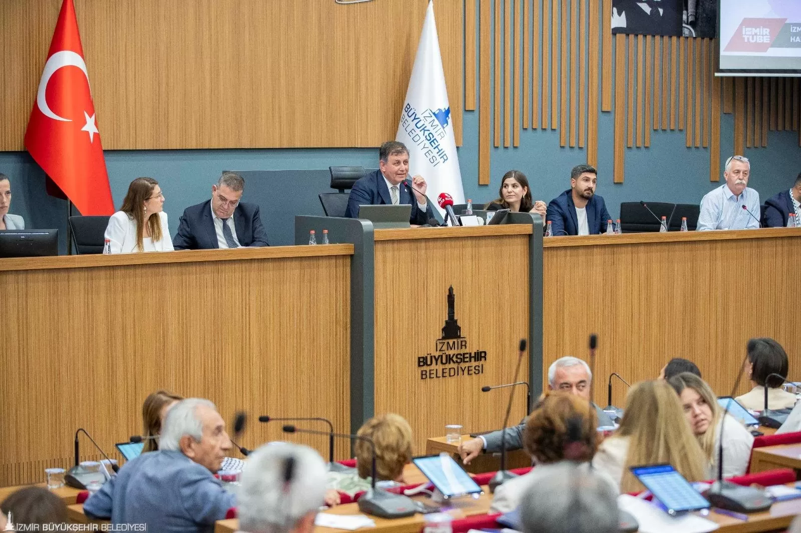 İzmir Büyükşehir Belediye Başkanı Dr. Cemil Tugay, TCDD'nin İZBAN'ın ray kullanım bedeline yaptığı fahiş zammı sert bir şekilde eleştirdi.