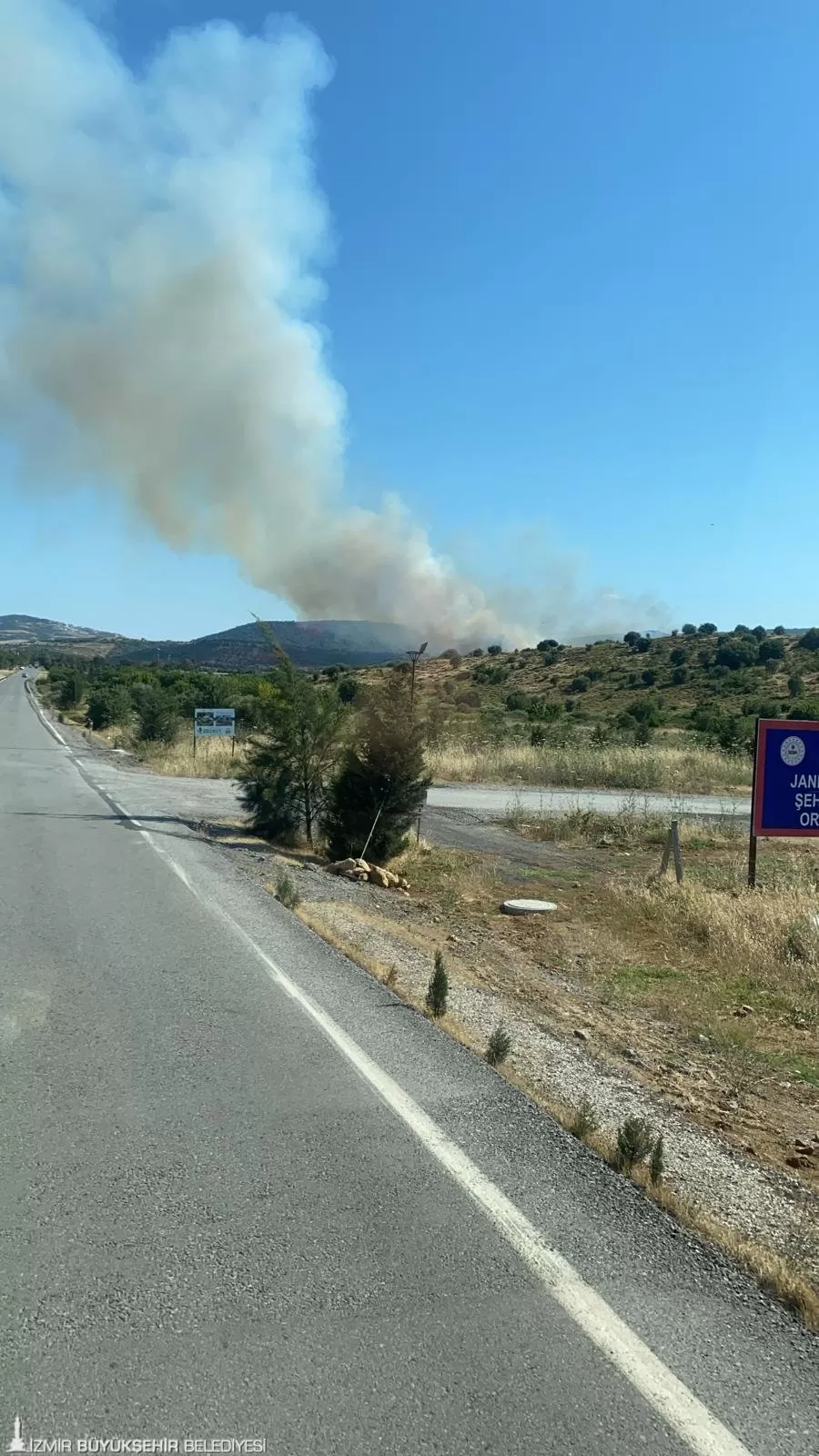 İzmir'de bayram tatilinin yoğunluğuna yüksek sıcaklıkların da eklenmesiyle birlikte kentin birçok noktasında yangınlar çıktı.