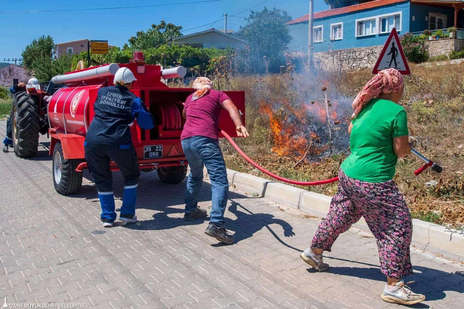 İzmir Büyükşehir Belediyesi, yaz aylarında artan orman yangınlarına karşı tetikte! Kurban Bayramı tatilinde 4 gün içinde 355 yangın çıktı, bunlardan 325'i anında söndürüldü.