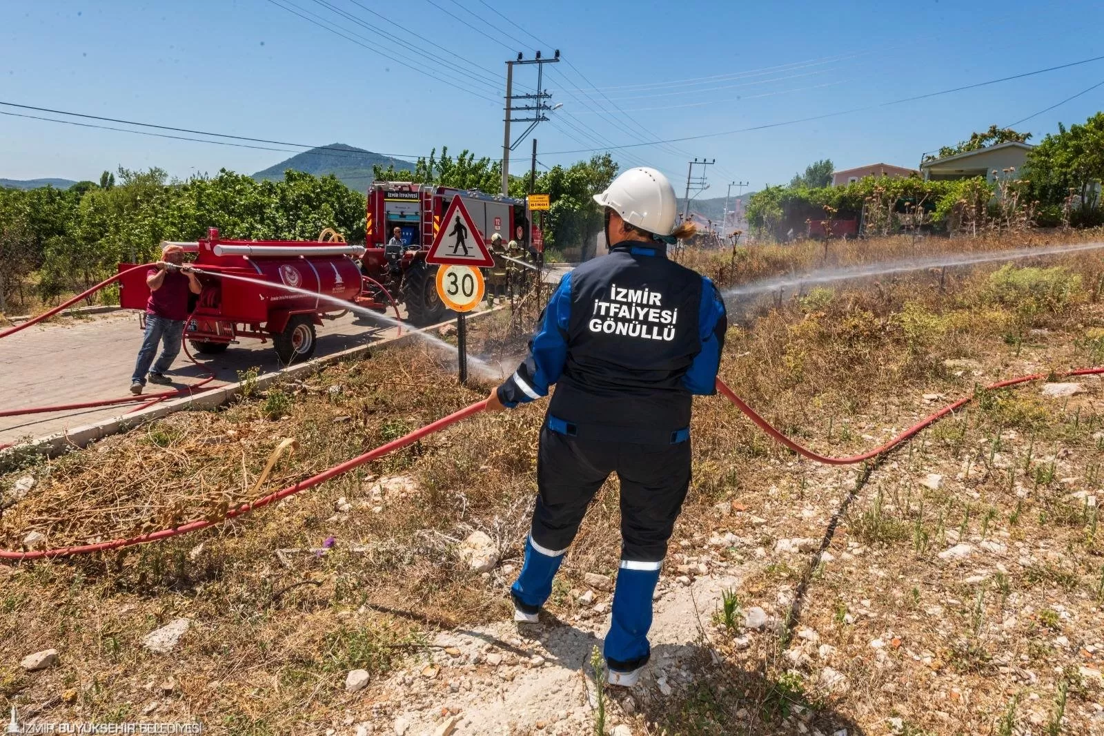 İzmir Büyükşehir Belediyesi, yaz aylarında artan orman yangınlarına karşı tetikte! Kurban Bayramı tatilinde 4 gün içinde 355 yangın çıktı, bunlardan 325'i anında söndürüldü.