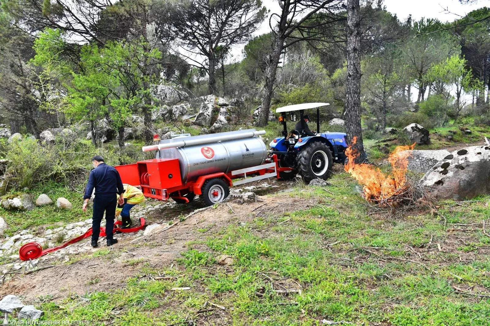 İzmir Büyükşehir Belediyesi, yaz aylarında artan orman yangınlarına karşı tetikte! Kurban Bayramı tatilinde 4 gün içinde 355 yangın çıktı, bunlardan 325'i anında söndürüldü.