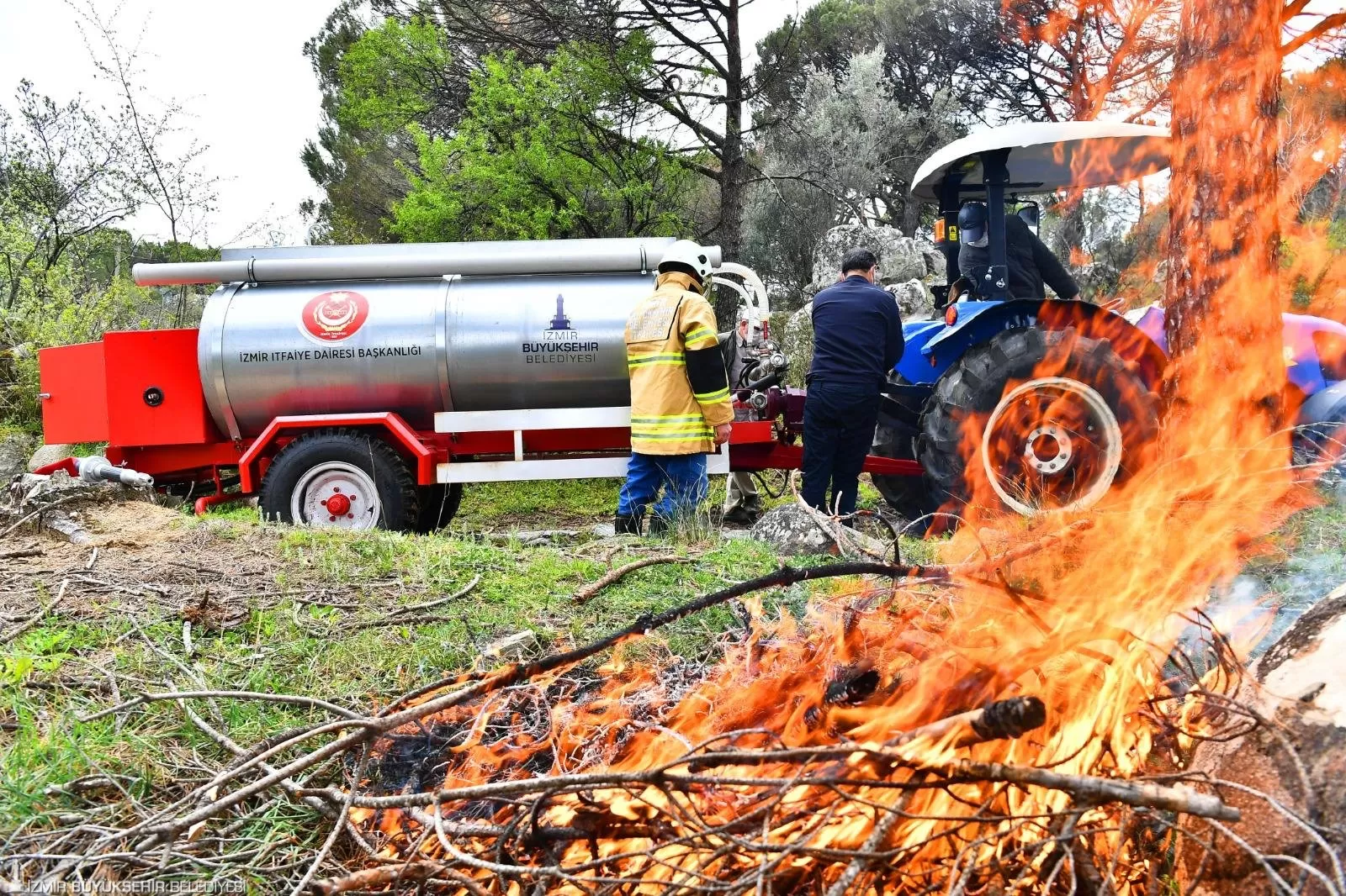 İzmir Büyükşehir Belediyesi, yaz aylarında artan orman yangınlarına karşı tetikte! Kurban Bayramı tatilinde 4 gün içinde 355 yangın çıktı, bunlardan 325'i anında söndürüldü.