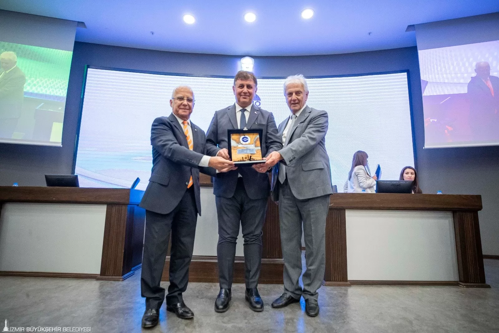 İzmir Büyükşehir Belediye Başkanı Dr. Cemil Tugay, Ege Bölgesi Sanayi Odası'nın (EBSO) Haziran ayı olağan meclis toplantısında önemli açıklamalarda bulundu.