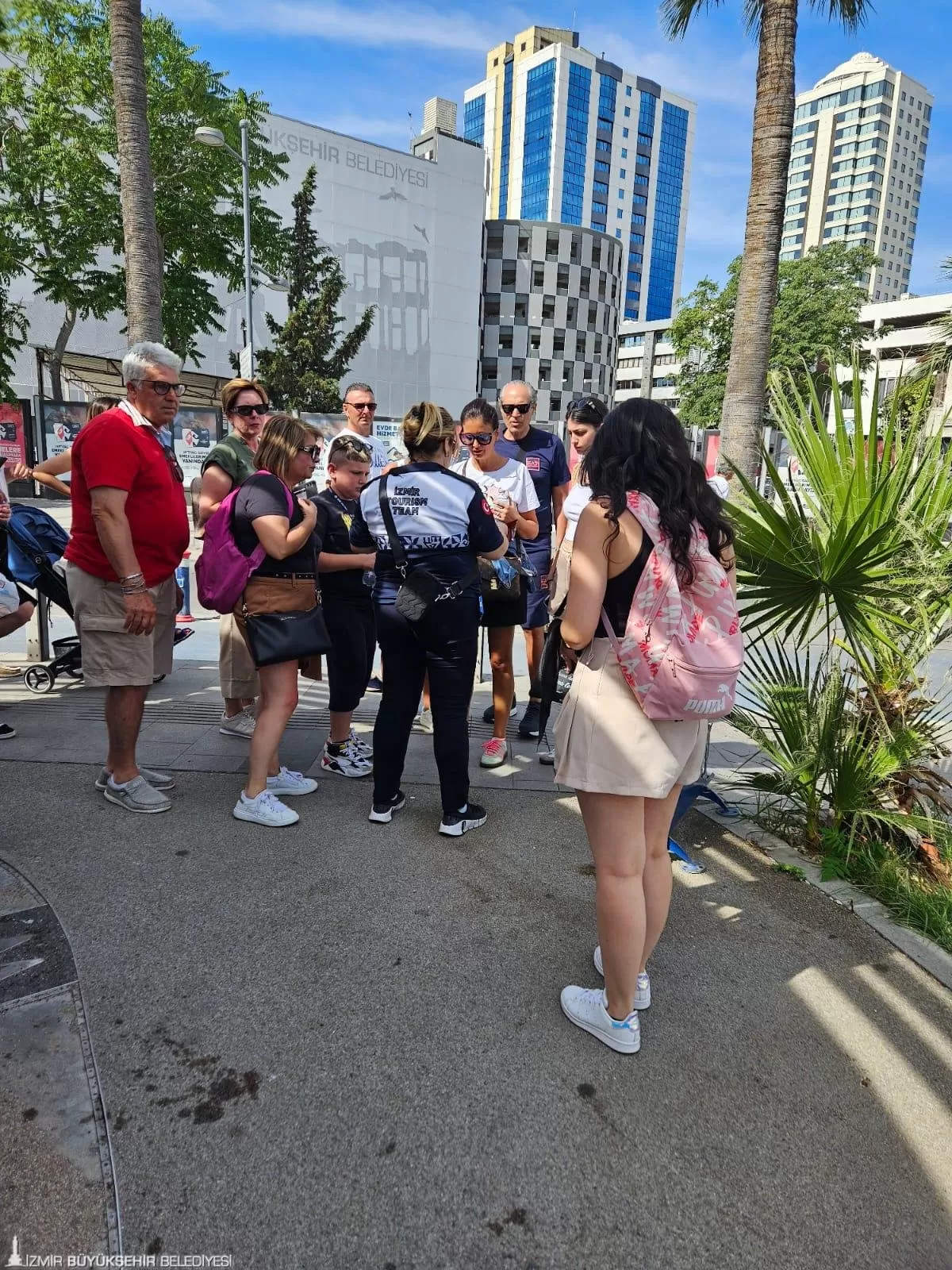 İzmir Büyükşehir Belediyesi zabıta ekipleri, Kurban Bayramı'nda kent genelinde yoğun bir çalışma yürüttü.