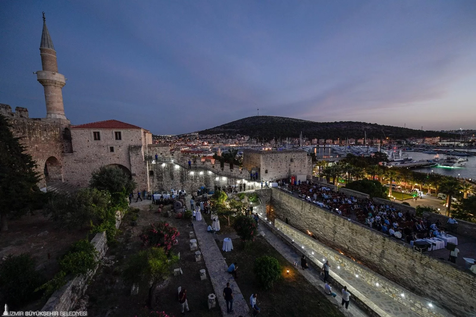 İzmir Büyükşehir Belediye Meclisi'nde tarihi bir karar alındı! İzmir'in Filistin'in Gazze şehri ile kardeş kent olması oy birliği ile kabul edildi.