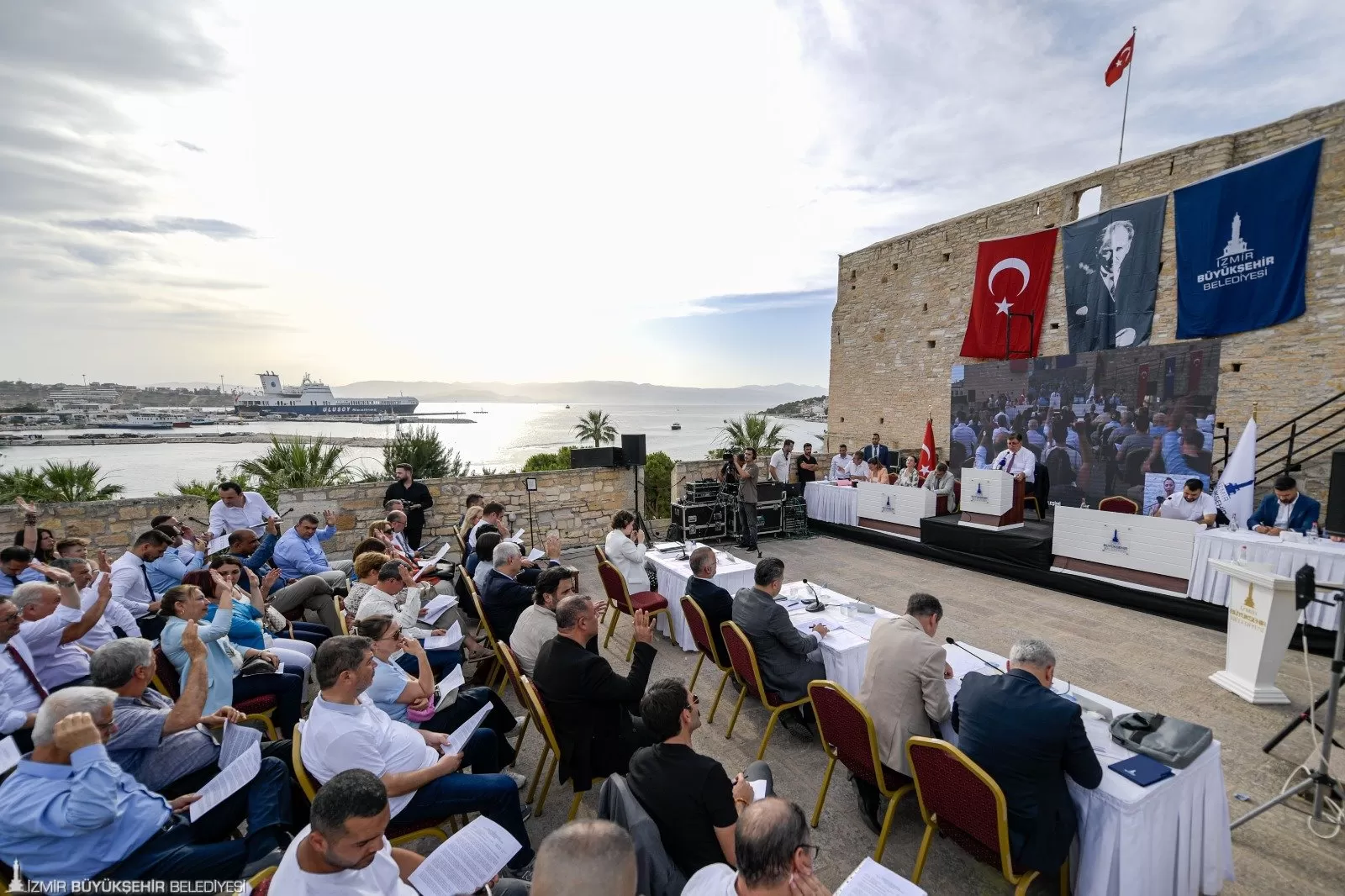 İzmir Büyükşehir Belediye Meclisi'nde tarihi bir karar alındı! İzmir'in Filistin'in Gazze şehri ile kardeş kent olması oy birliği ile kabul edildi.