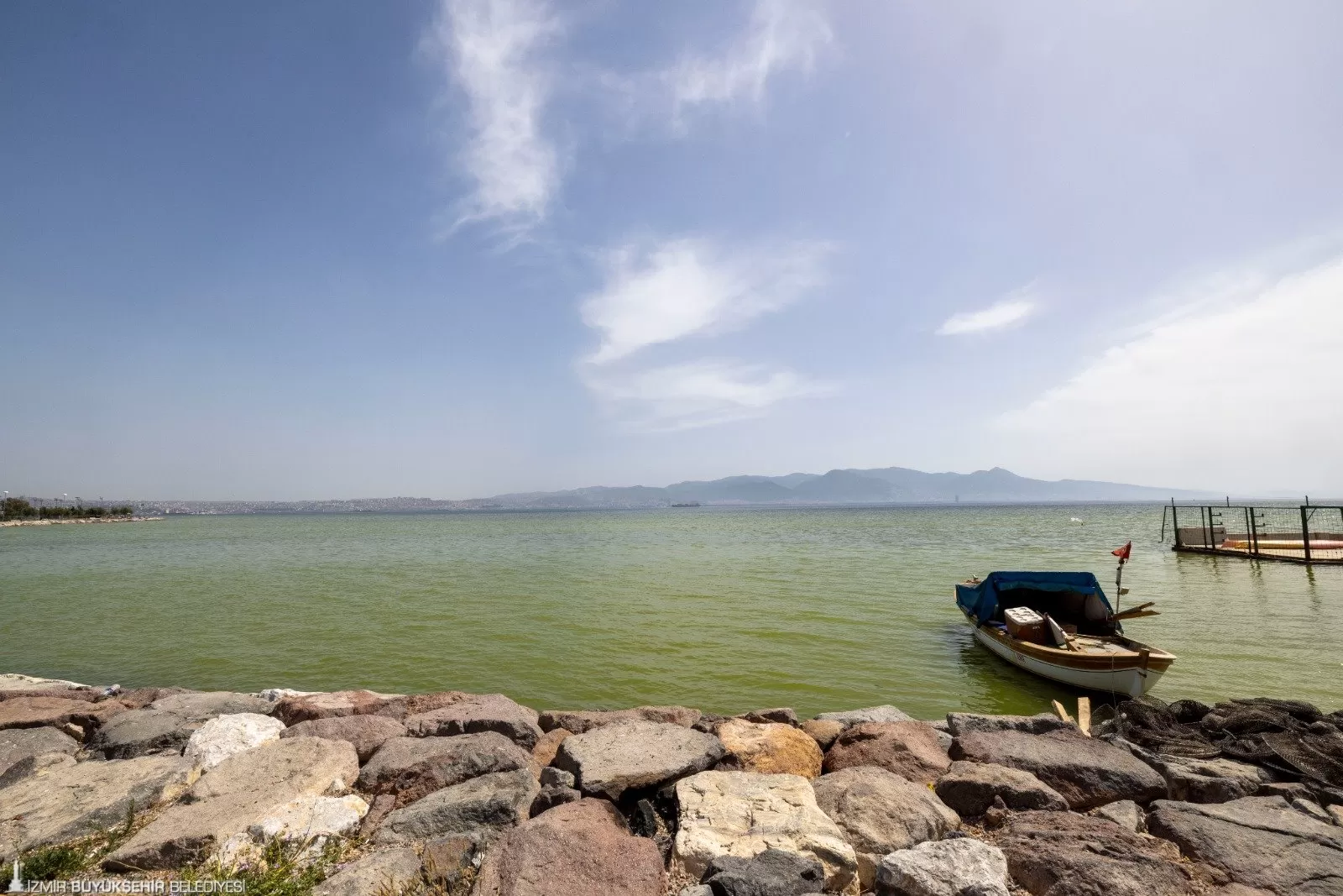 İzmir'de son günlerde artan hava sıcaklıkları, İzmir Körfezi'nde plankton patlamasına neden oldu. Bu durum, deniz suyunun renginde değişikliklere yol açtı.