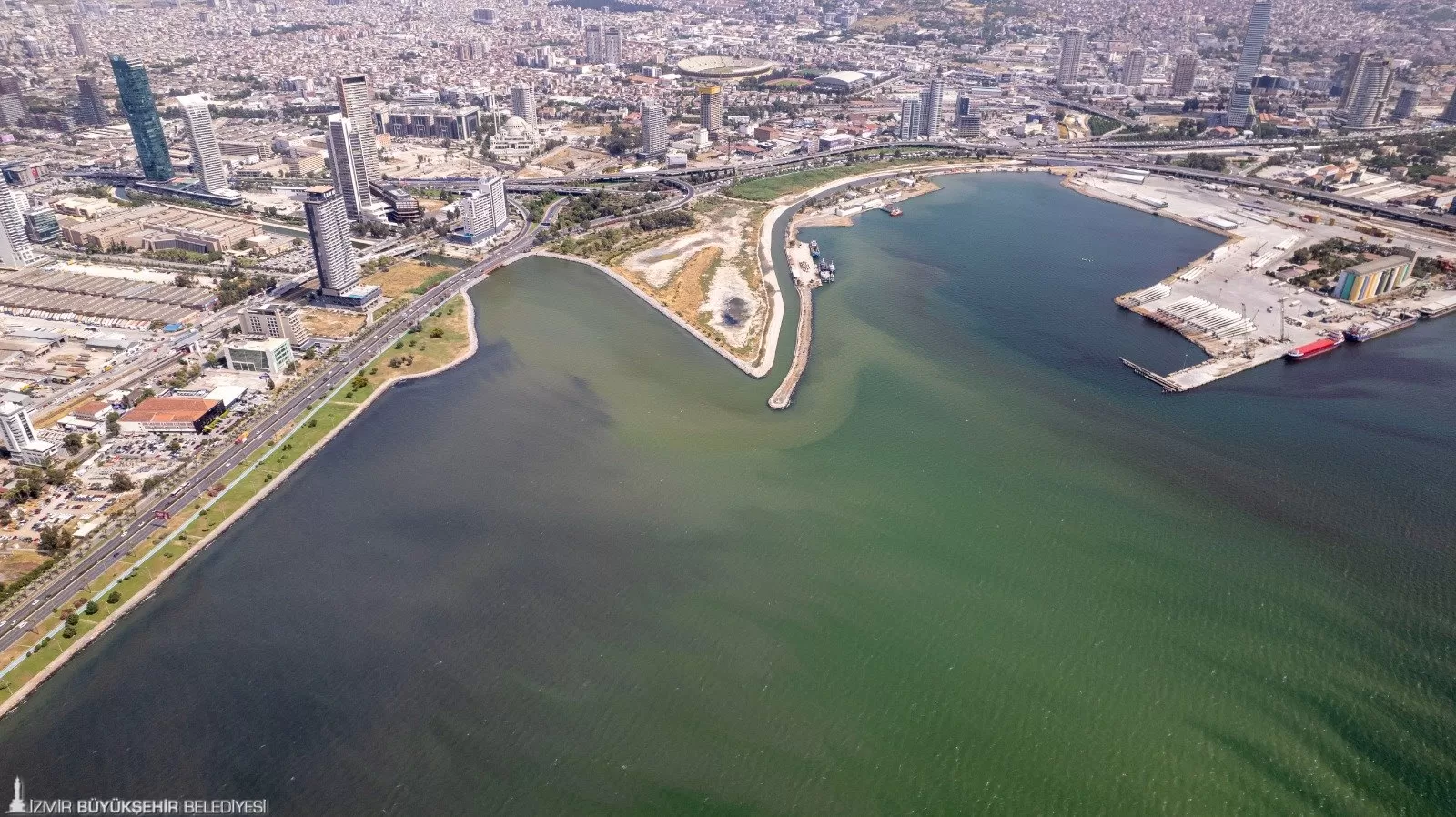 İzmir'de son günlerde artan hava sıcaklıkları, İzmir Körfezi'nde plankton patlamasına neden oldu. Bu durum, deniz suyunun renginde değişikliklere yol açtı.