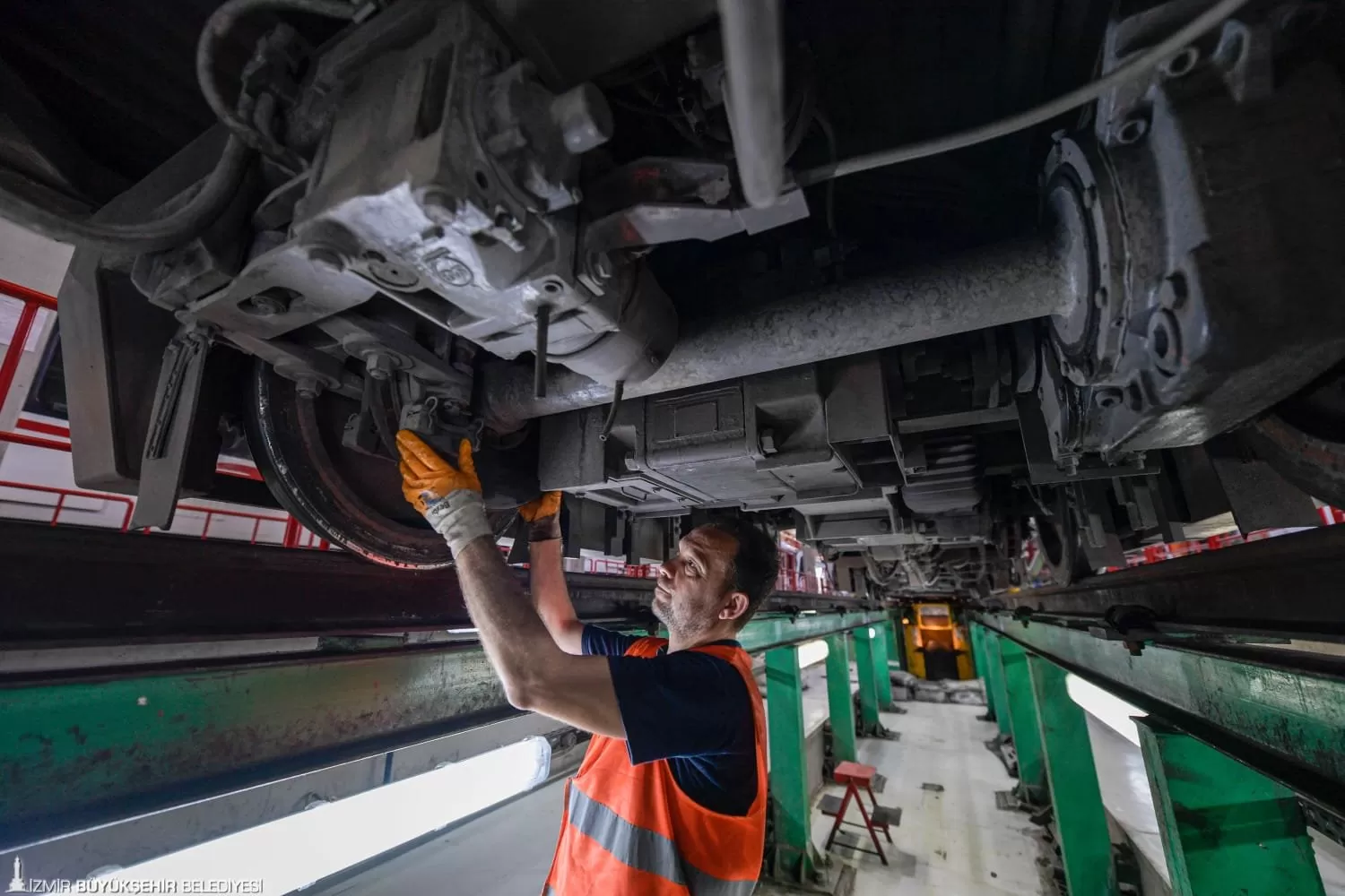 1996 yılında üretilen ve 2000 yılında ilk seferine çıkan ADtranz MD 501, İzmir Metro AŞ'nin özenli bakımları sayesinde hala ilk günkü gibi İzmirlilere hizmet vermeye devam ediyor.