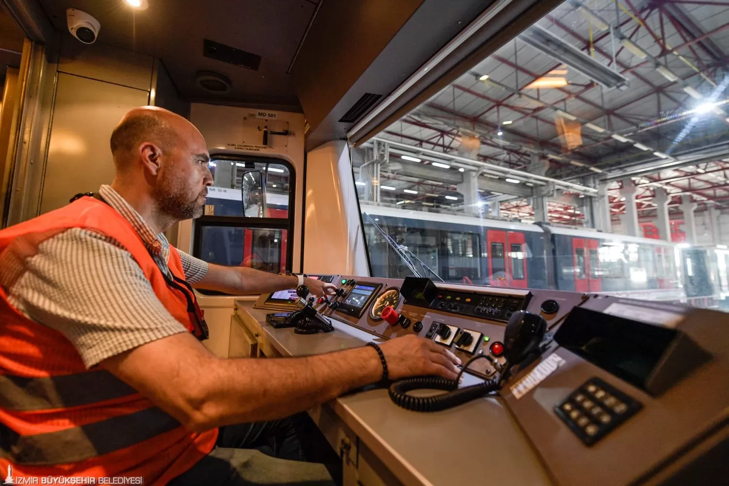 1996 yılında üretilen ve 2000 yılında ilk seferine çıkan ADtranz MD 501, İzmir Metro AŞ'nin özenli bakımları sayesinde hala ilk günkü gibi İzmirlilere hizmet vermeye devam ediyor.