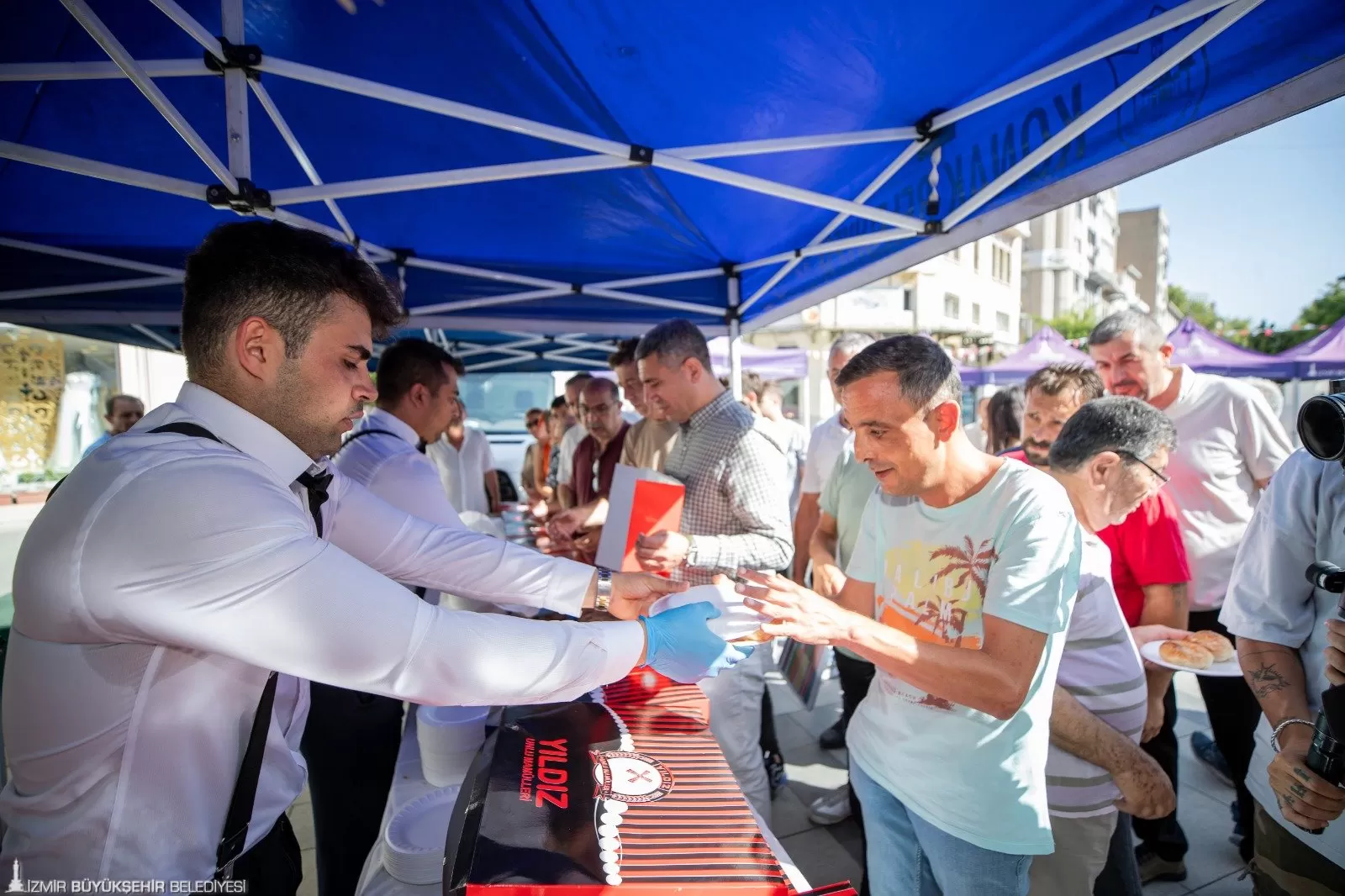 Dr. Cemil Tugay, Mimar Kemalettin Moda Merkezi Derneği'nin 22. kuruluş yıl dönümü ve 2. Boyoz Şenliği'ne katılarak moda sektörüne olan desteğini bir kez daha gösterdi.