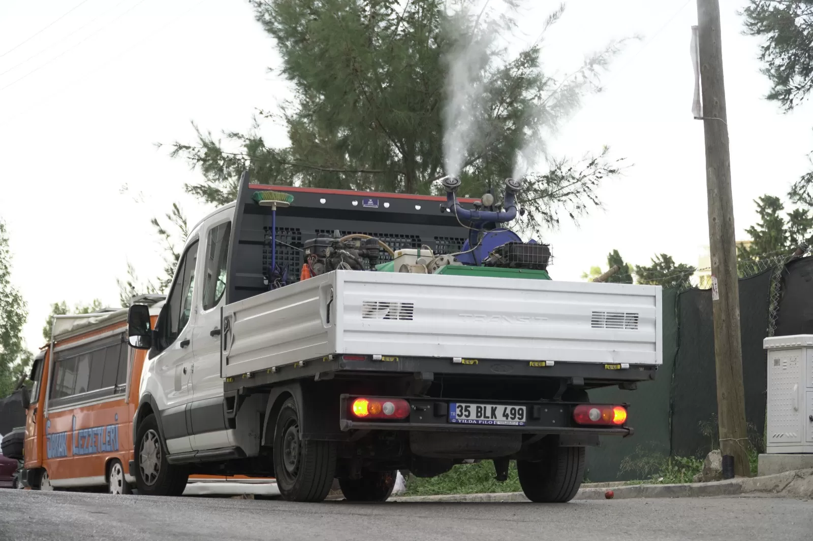 Karabağlar Belediyesi ve İzmir Büyükşehir Belediyesi ekipleri, ilçede 3 akşam boyunca yoğun bir ilaçlama çalışması gerçekleştirdi.